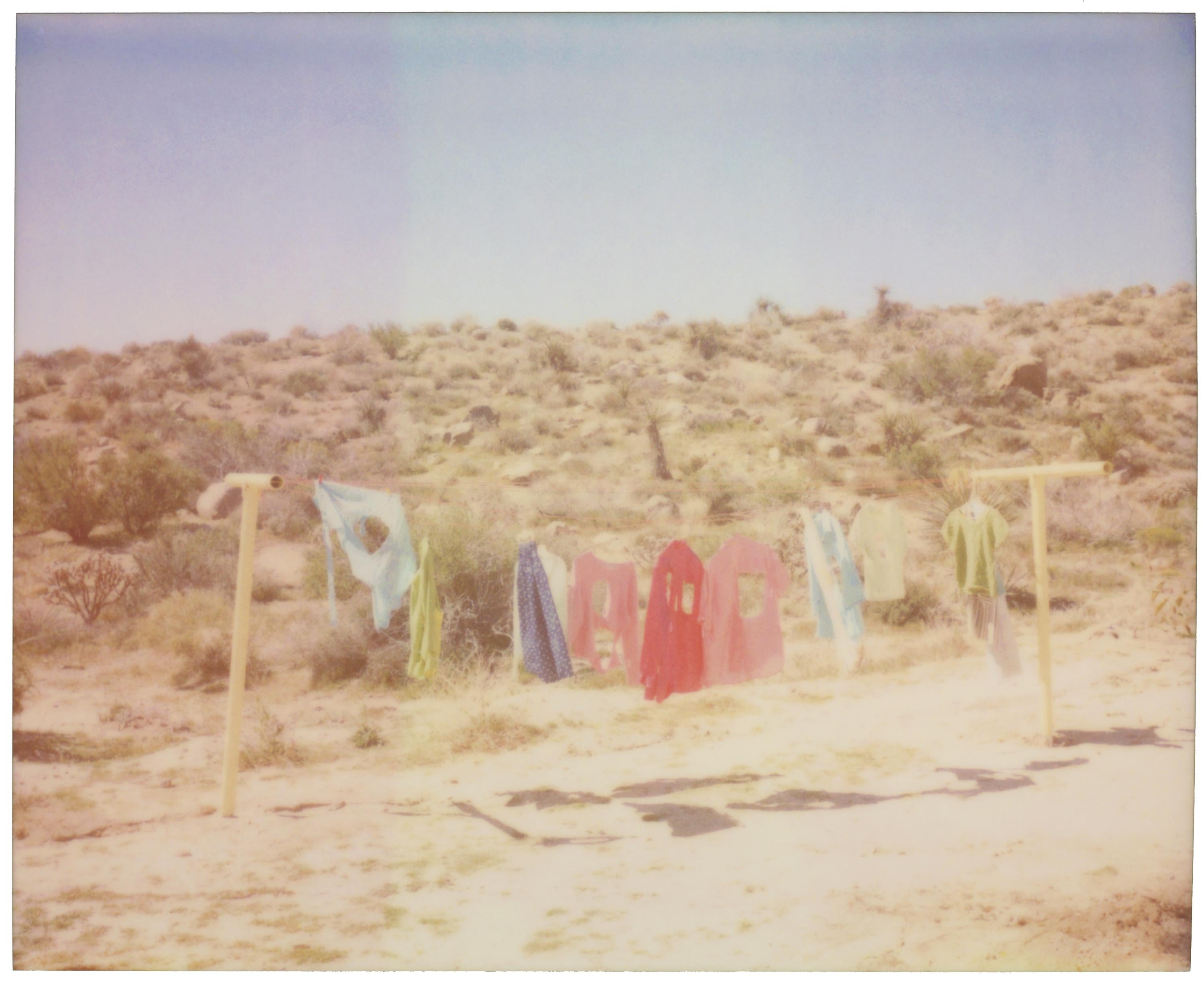 Stefanie Schneider Color Photograph – Memory Gaps (Das Mädchen hinter dem weißen Picket-Fence) – Polaroid, Porträt