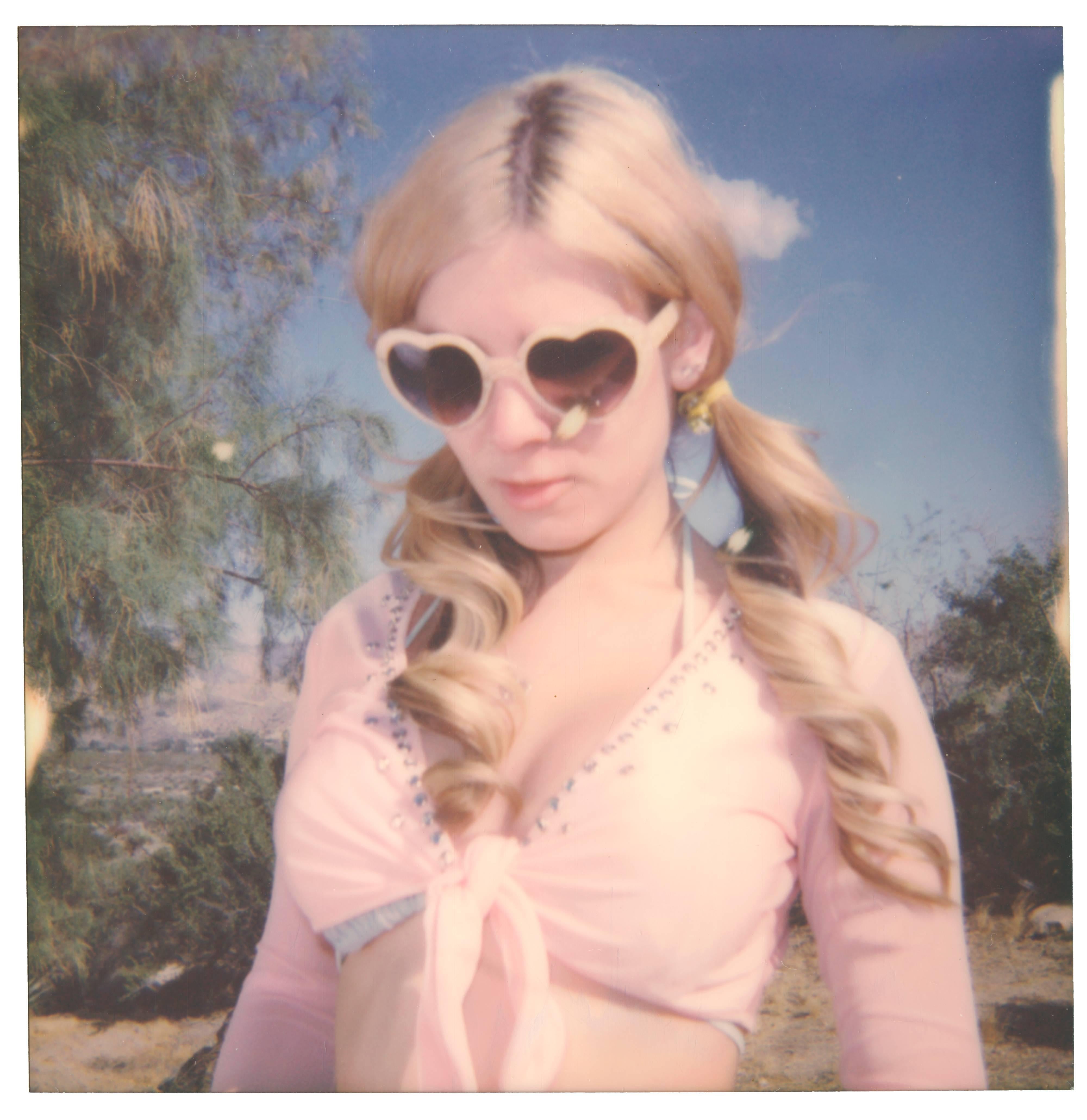 Color Photograph Stefanie Schneider - Miss Moneypenny (Heavenly Falls) - Jane Bond, Polaroid, contemporain, femmes
