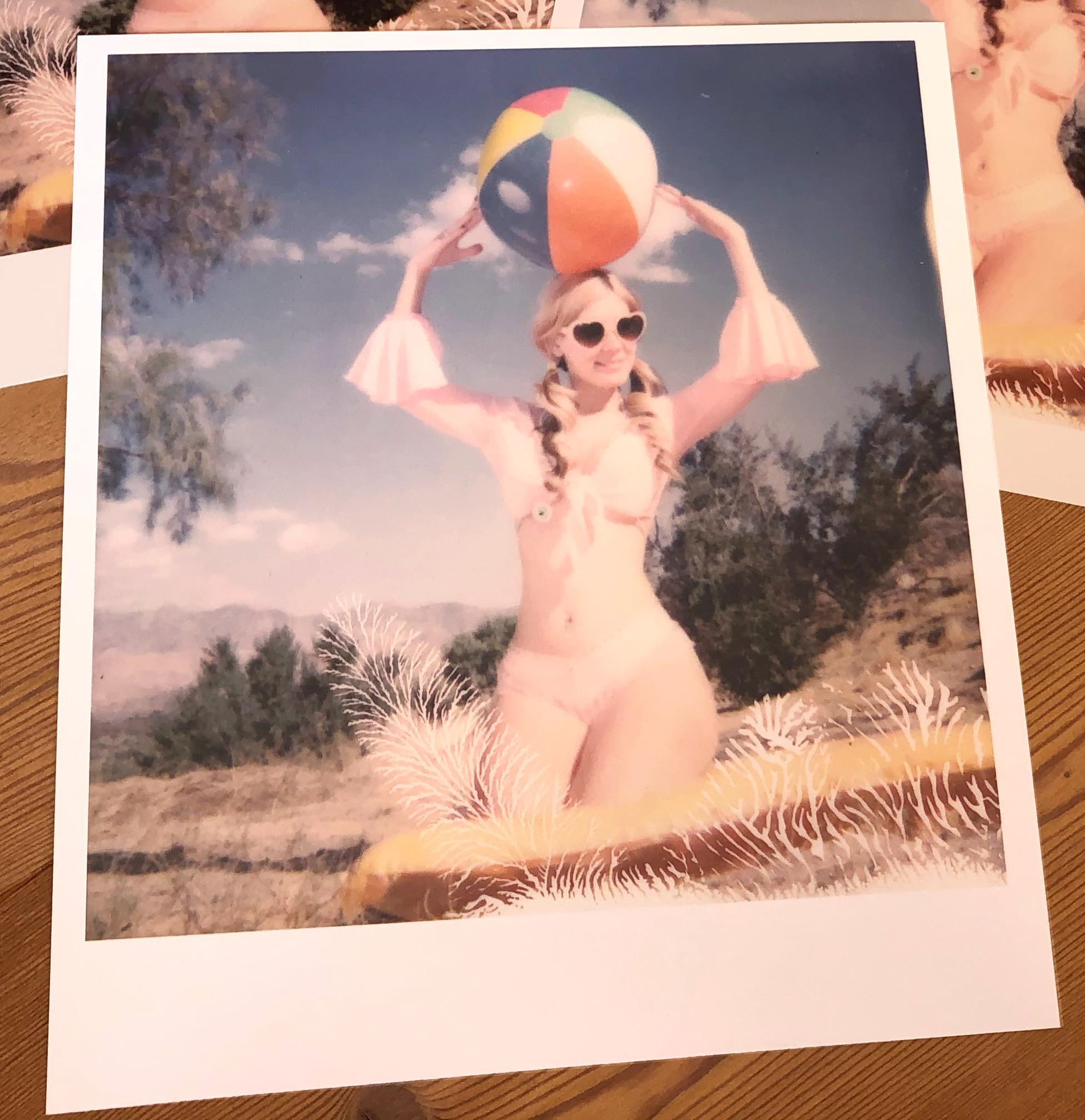 Miss Moneypenny mit Strandball (Heavenly Falls) – Photograph von Stefanie Schneider