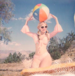 Miss Moneypenny con Beach Ball (Cascate Celesti)  - Polaroid