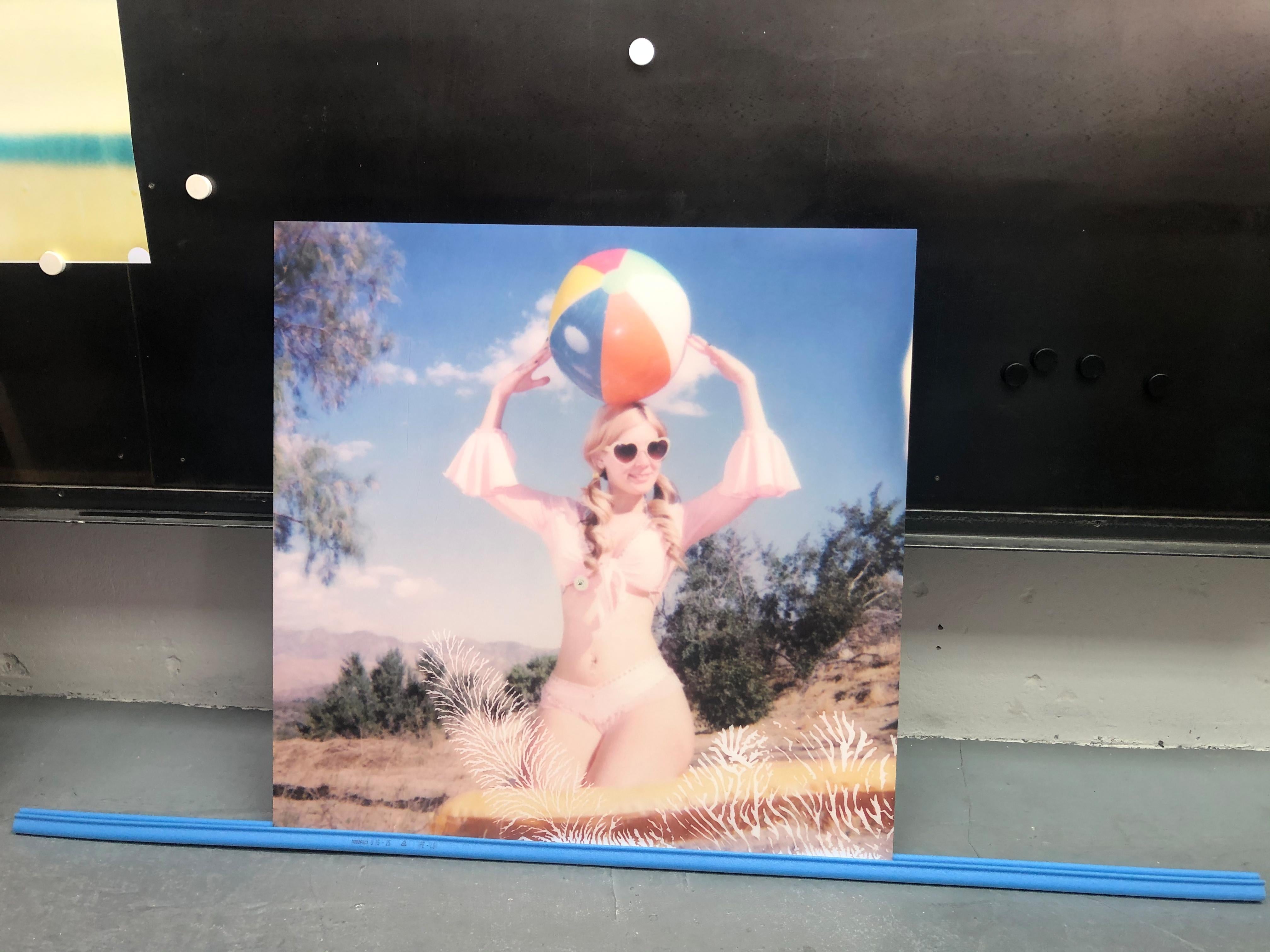 Polaroid « Moneypenny with Beach Ball » avec boule de plage (Heavenly Falls), femmes, obligation, monté en vente 8