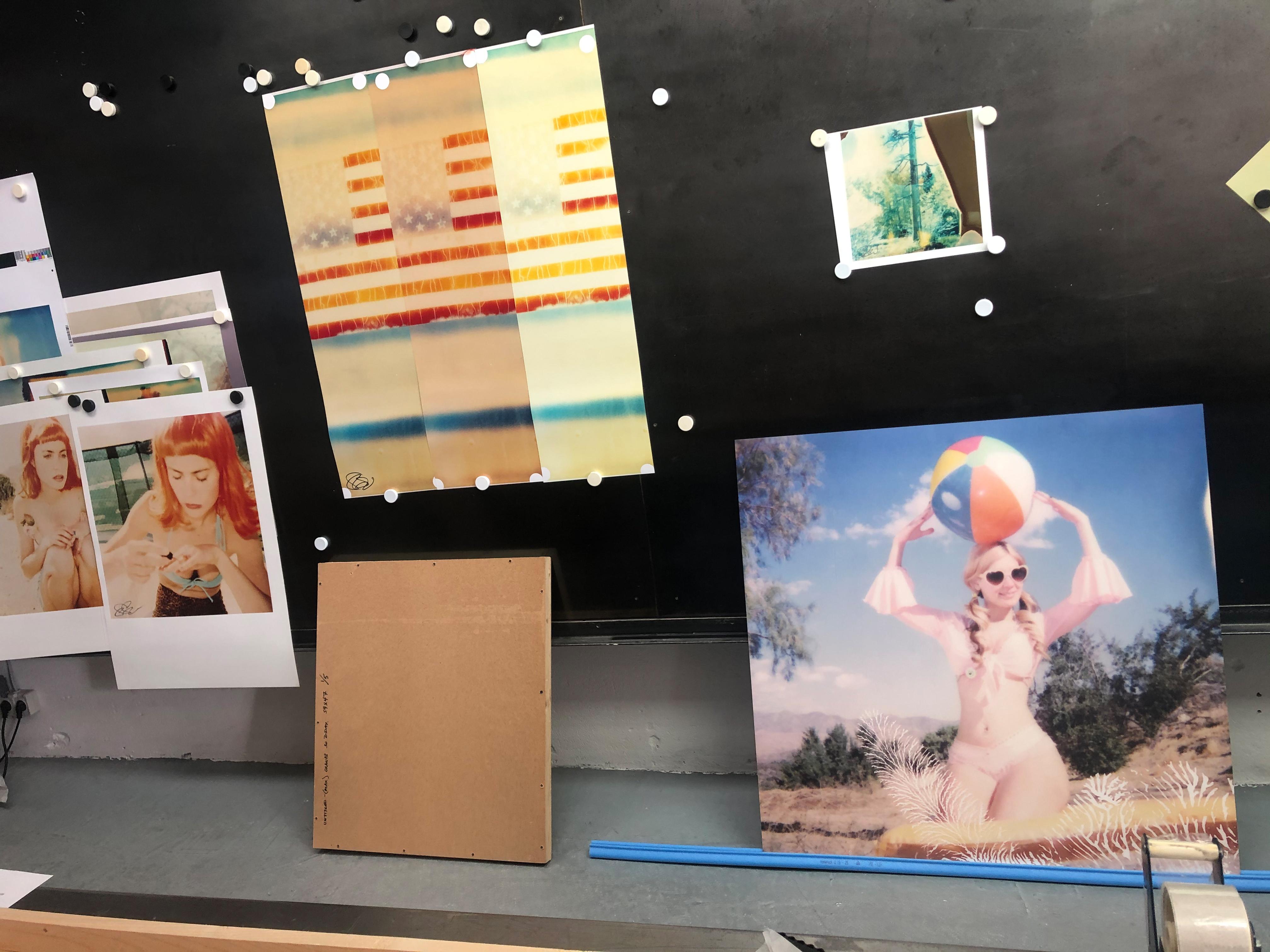 Polaroid « Moneypenny with Beach Ball » avec boule de plage (Heavenly Falls), femmes, obligation, monté en vente 9