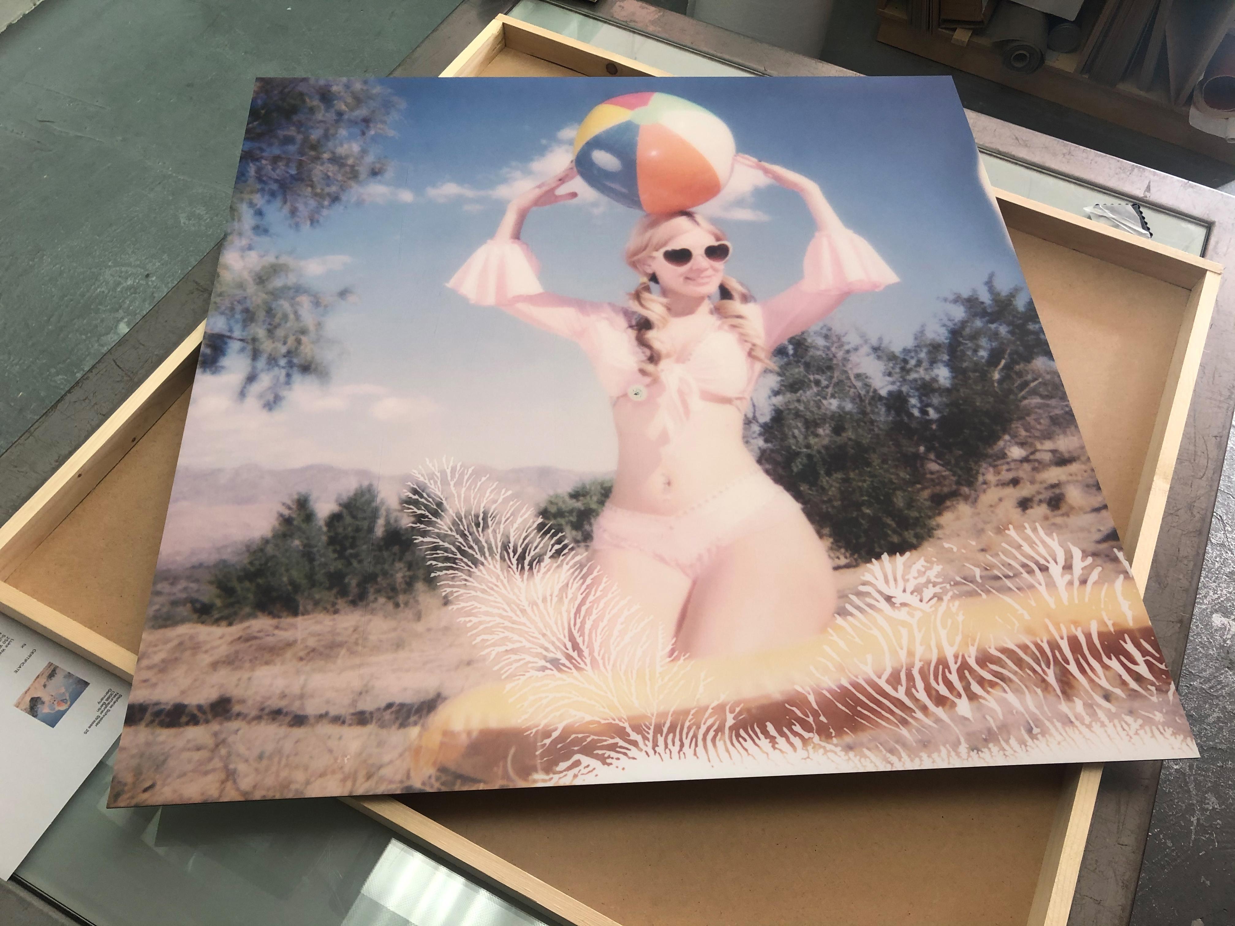 Polaroid « Moneypenny with Beach Ball » avec boule de plage (Heavenly Falls), femmes, obligation, monté - Photograph de Stefanie Schneider
