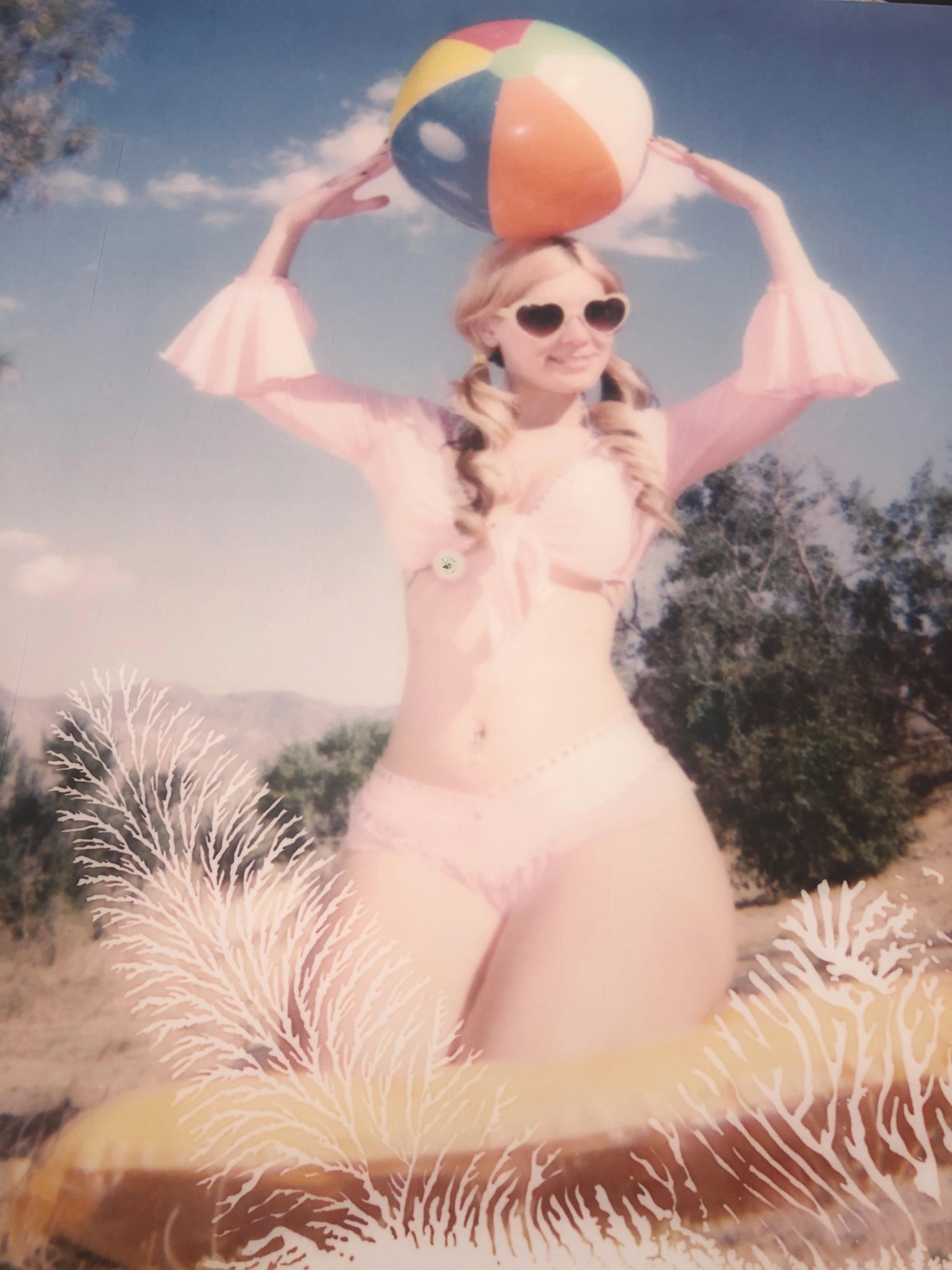 Polaroid « Moneypenny with Beach Ball » avec boule de plage (Heavenly Falls), femmes, obligation, monté - Beige Color Photograph par Stefanie Schneider