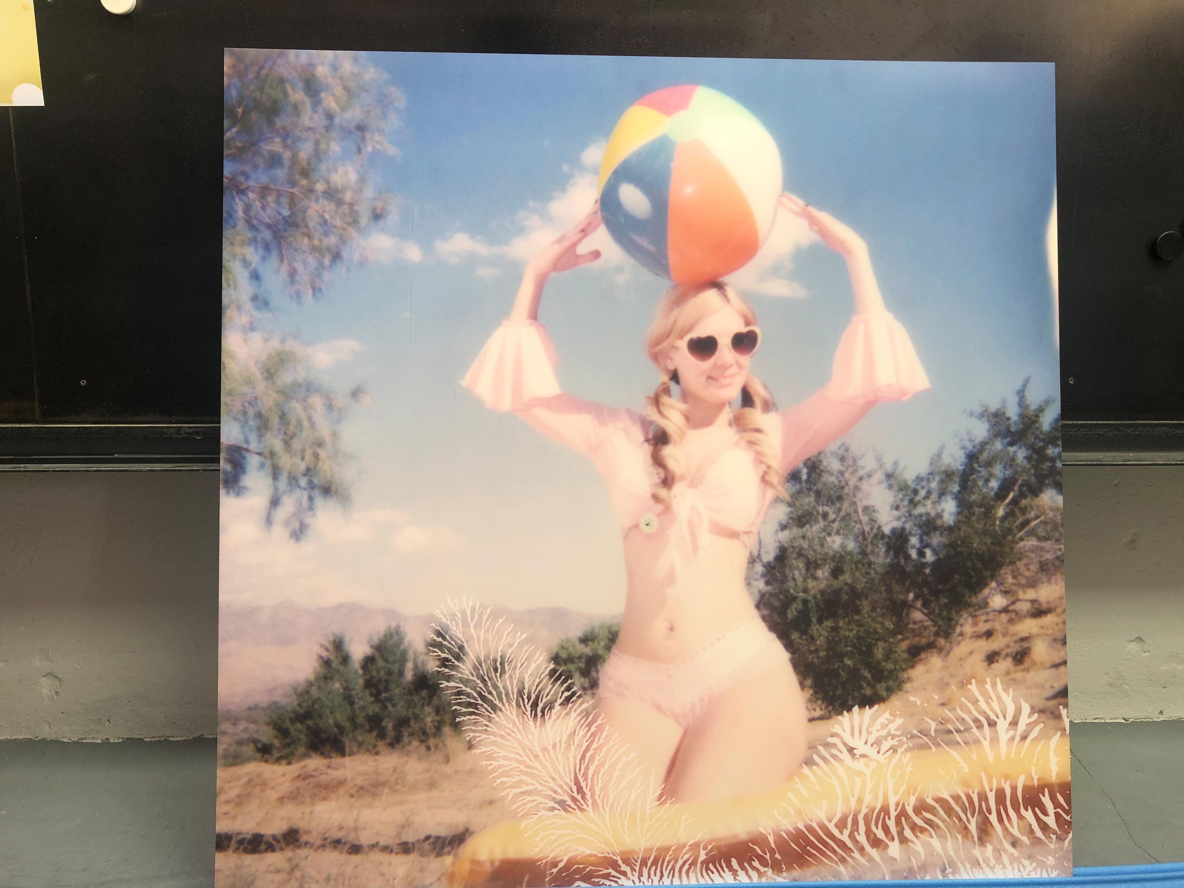 Moneypenny con il pallone da spiaggia (Cascate Celesti) - Polaroid, Donne, Bond - montata in vendita 2