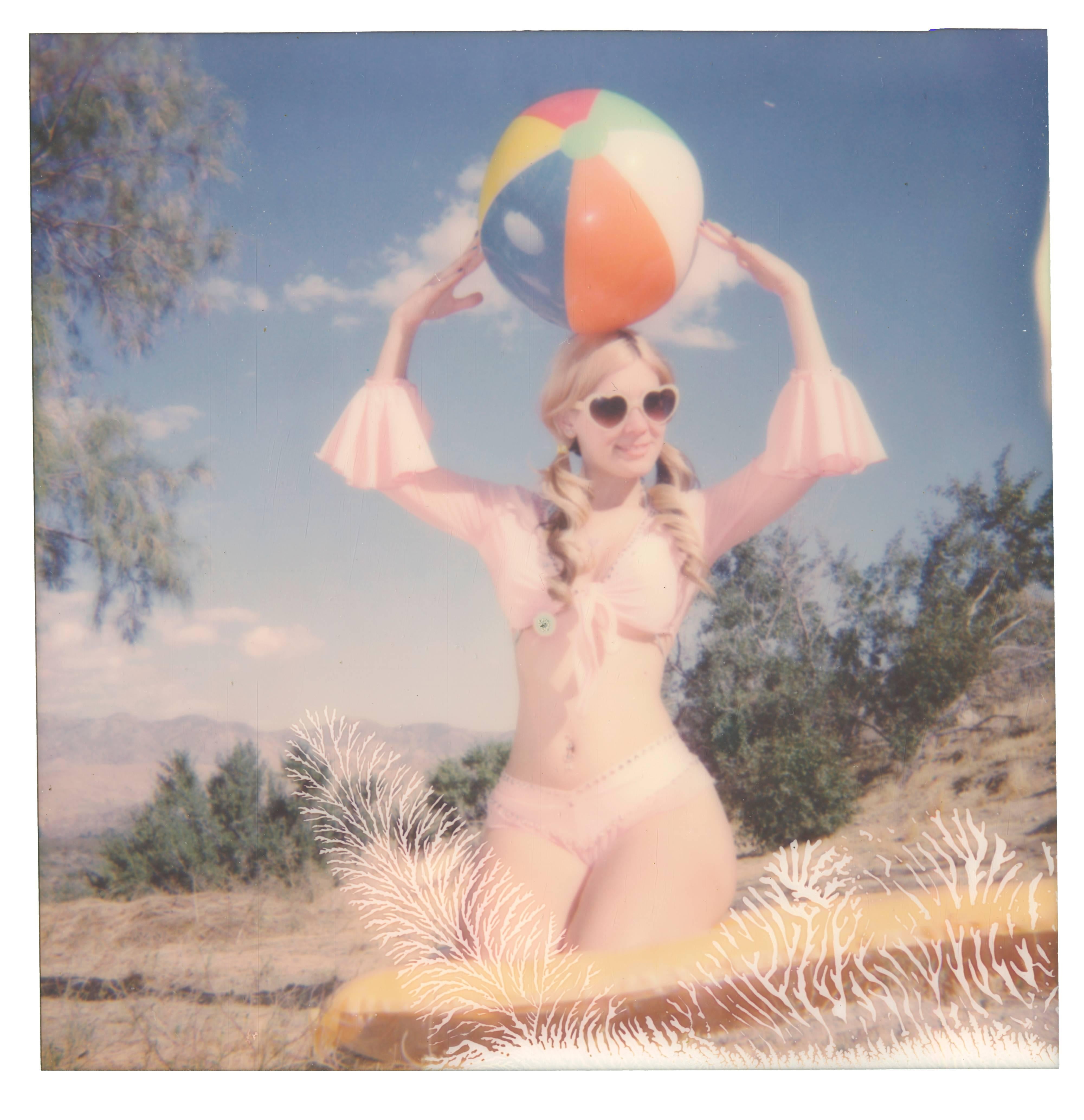 Color Photograph Stefanie Schneider - Polaroid « Moneypenny with Beach Ball » avec boule de plage (Heavenly Falls), femmes, obligation, monté