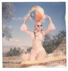 Moneypenny mit Strandkugel (Heavenly Falls) – Polaroid, Damen, Bond – montiert