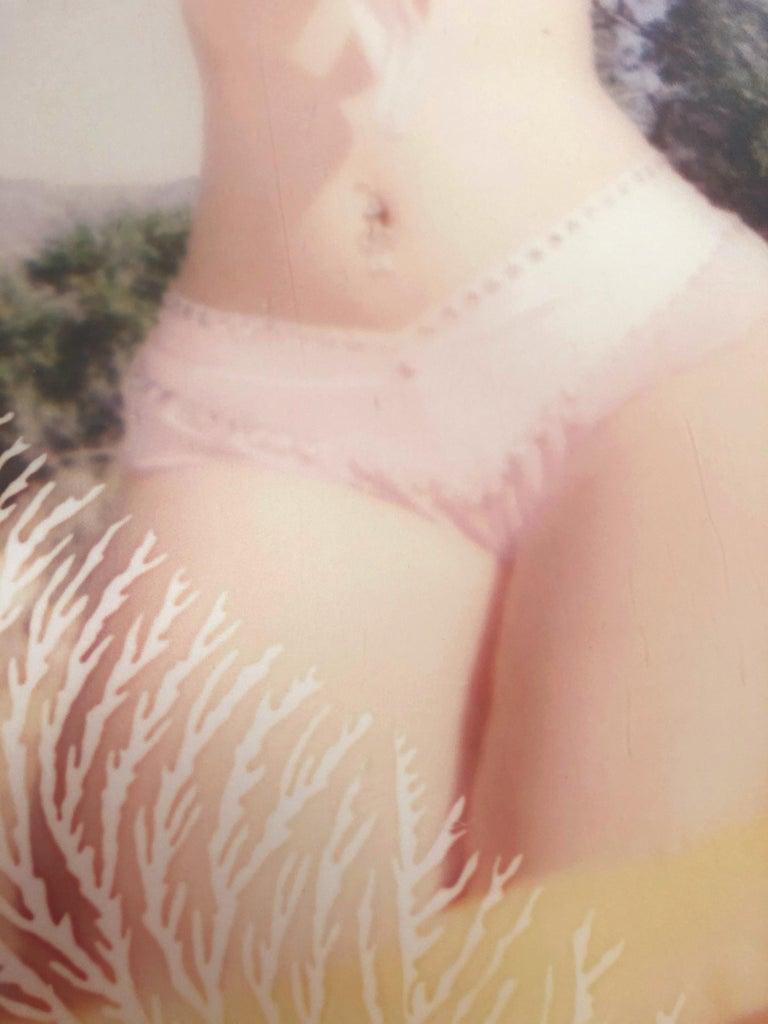 Moneypenny mit Strandball (Heavenly Falls) - Polaroid, Contemporary, Bond (Beige), Color Photograph, von Stefanie Schneider