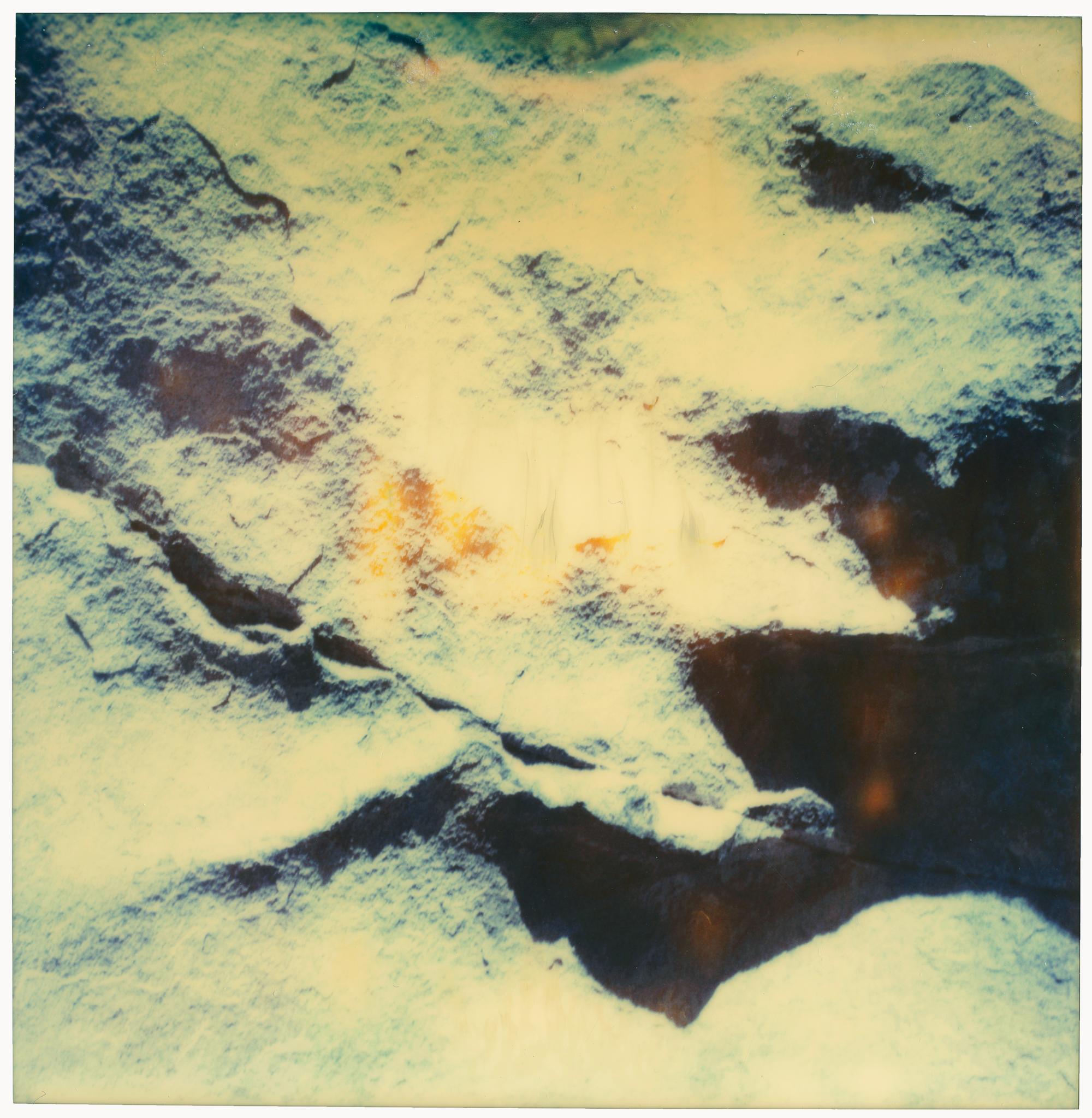 Color Photograph Stefanie Schneider - Paysage lunaire - Planet of the Apes 03 - 21e siècle, Polaroïd, Abstrait