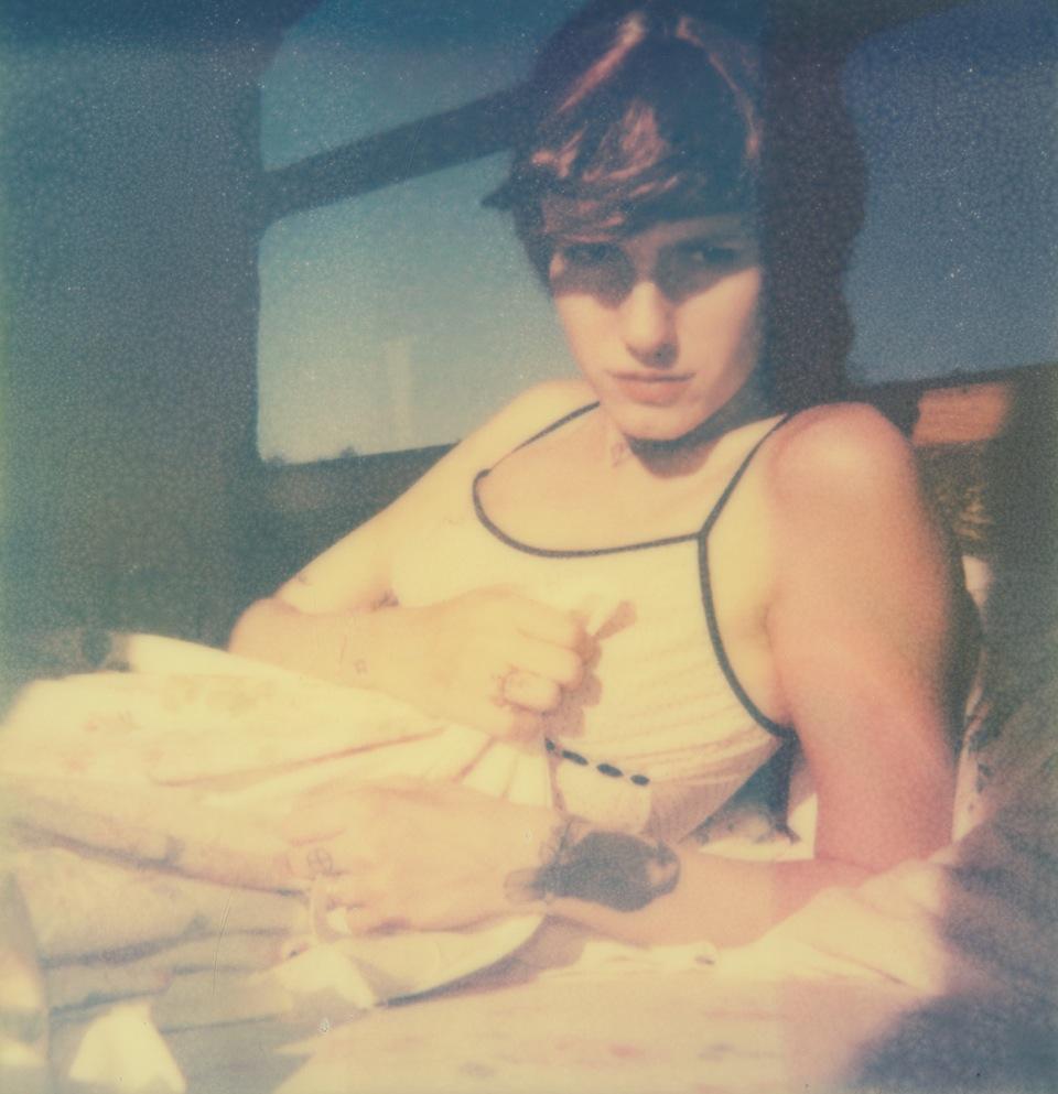 Portrait Photograph di Stefanie Schneider - Morning Glory (La ragazza dietro il recinto bianco) - Polaroid, 21° secolo