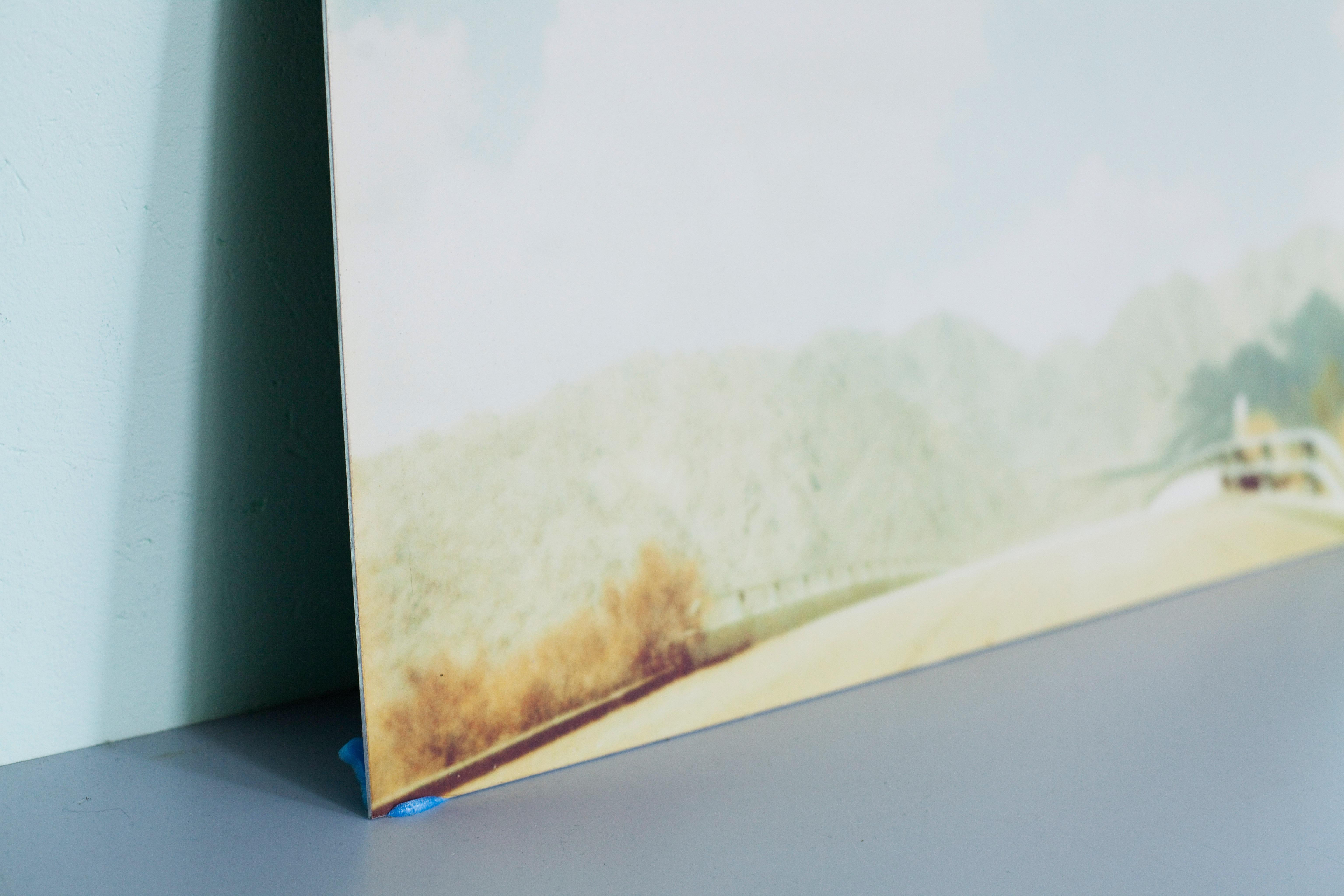 Gebirge (Fremder als das Paradies) - 1999

55x72cm, 
Auflage 3/5,
Analoger C-Print, gedruckt von der Künstlerin, basierend auf einem Polaroid. 
Montiert auf Aluminium mit mattem UV-Schutz. 
Künstlerinventar Nummer 535.03. 
Signiert auf der Rückseite