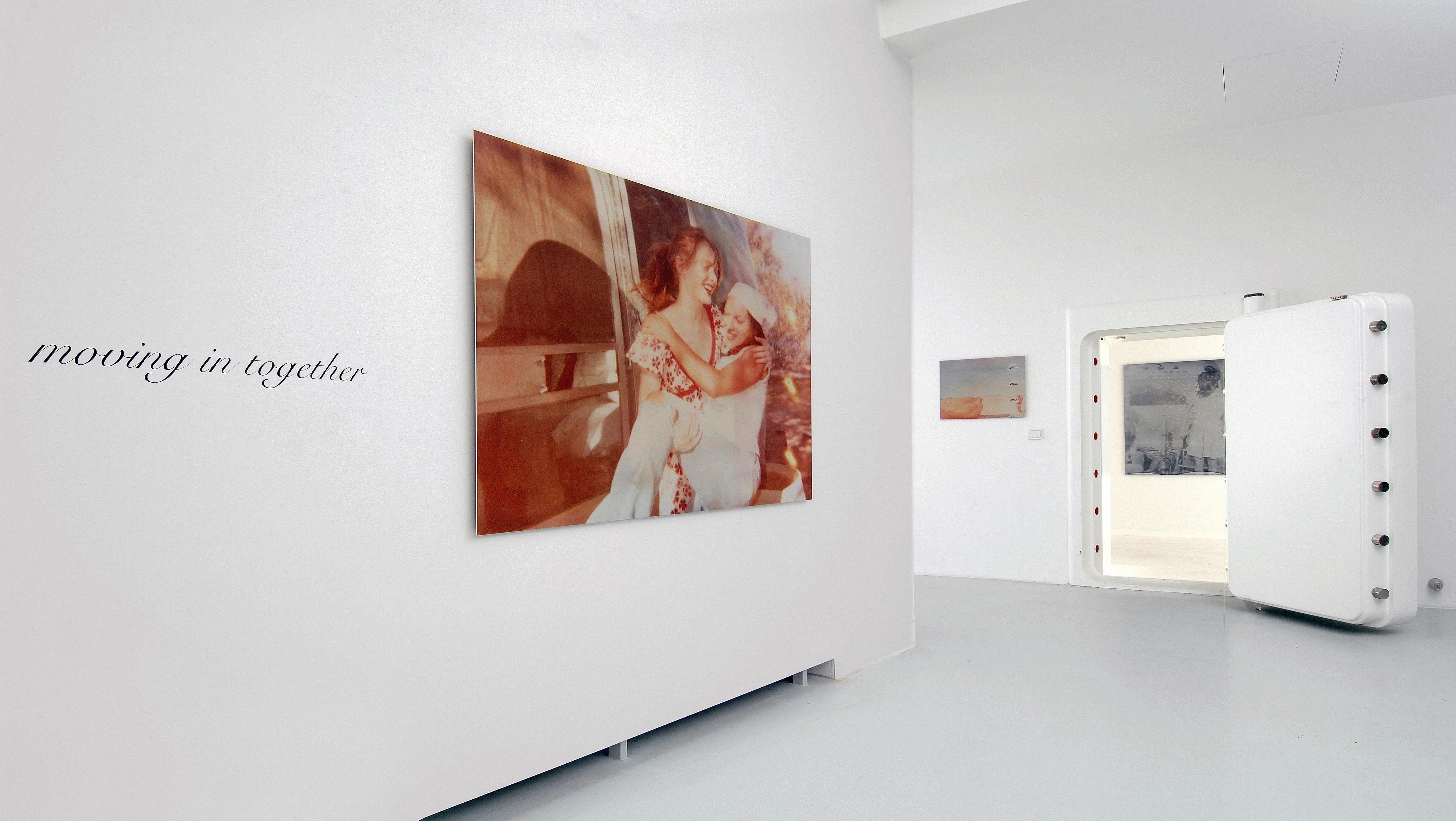 Vivir juntos (Hasta que la muerte nos separe) - analógico, contemporáneo, montado - Color Photograph Beige de Stefanie Schneider