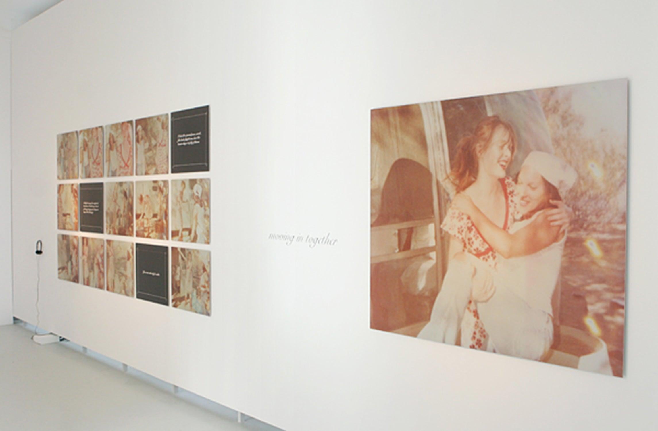 Vivir juntos (Hasta que la muerte nos separe) - analógico, montado, Instalación - Color Photograph Gris de Stefanie Schneider