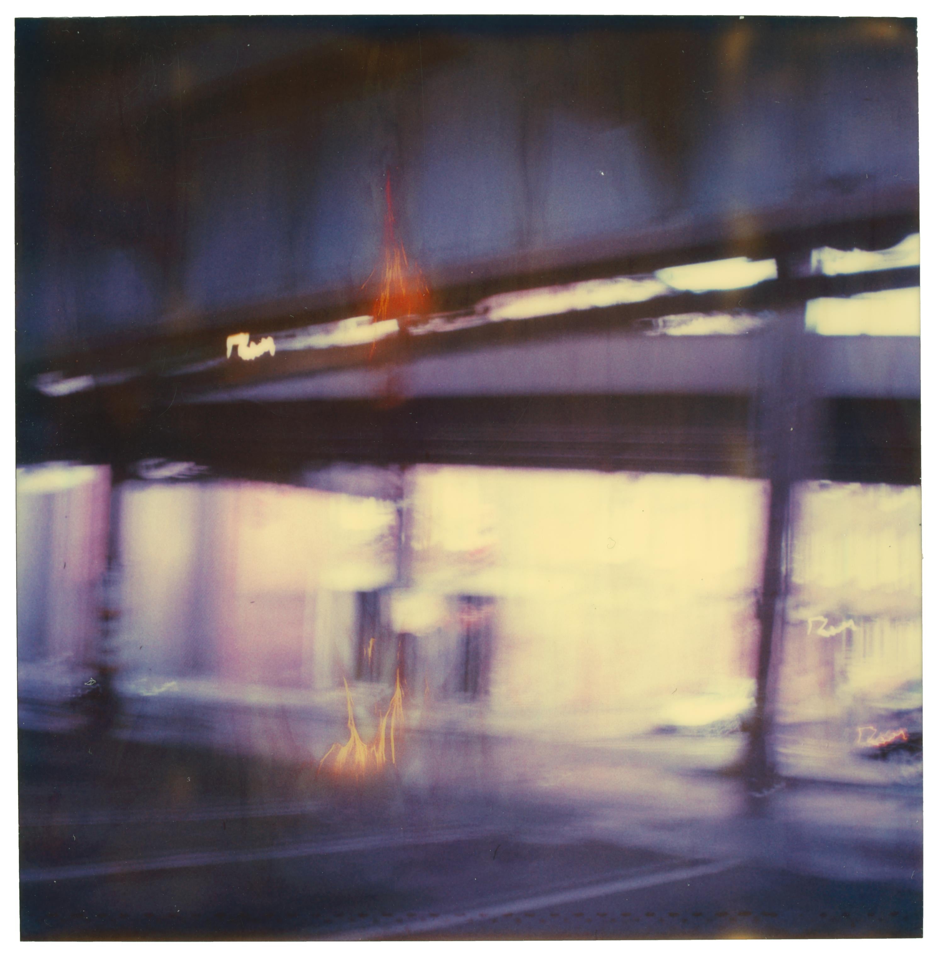 Landscape Photograph Stefanie Schneider - Polaroid, 21e siècle, contemporain, couleur, « Moving Underpass East River »