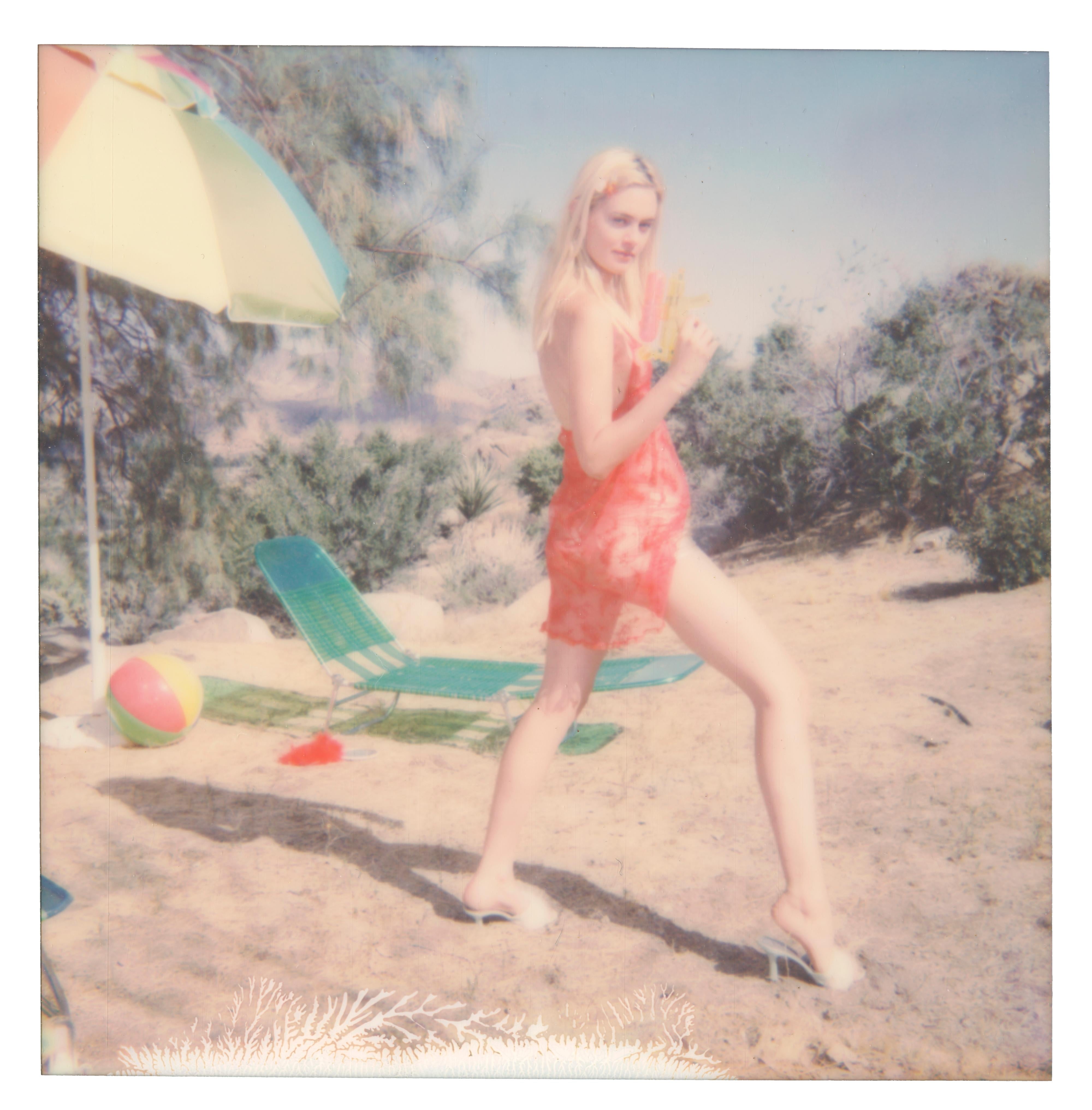 Portrait Photograph di Stefanie Schneider - Il mio nome è Bond... Jane Bond (Heavenly Falls) - Polaroid, Fotografia Figurativa