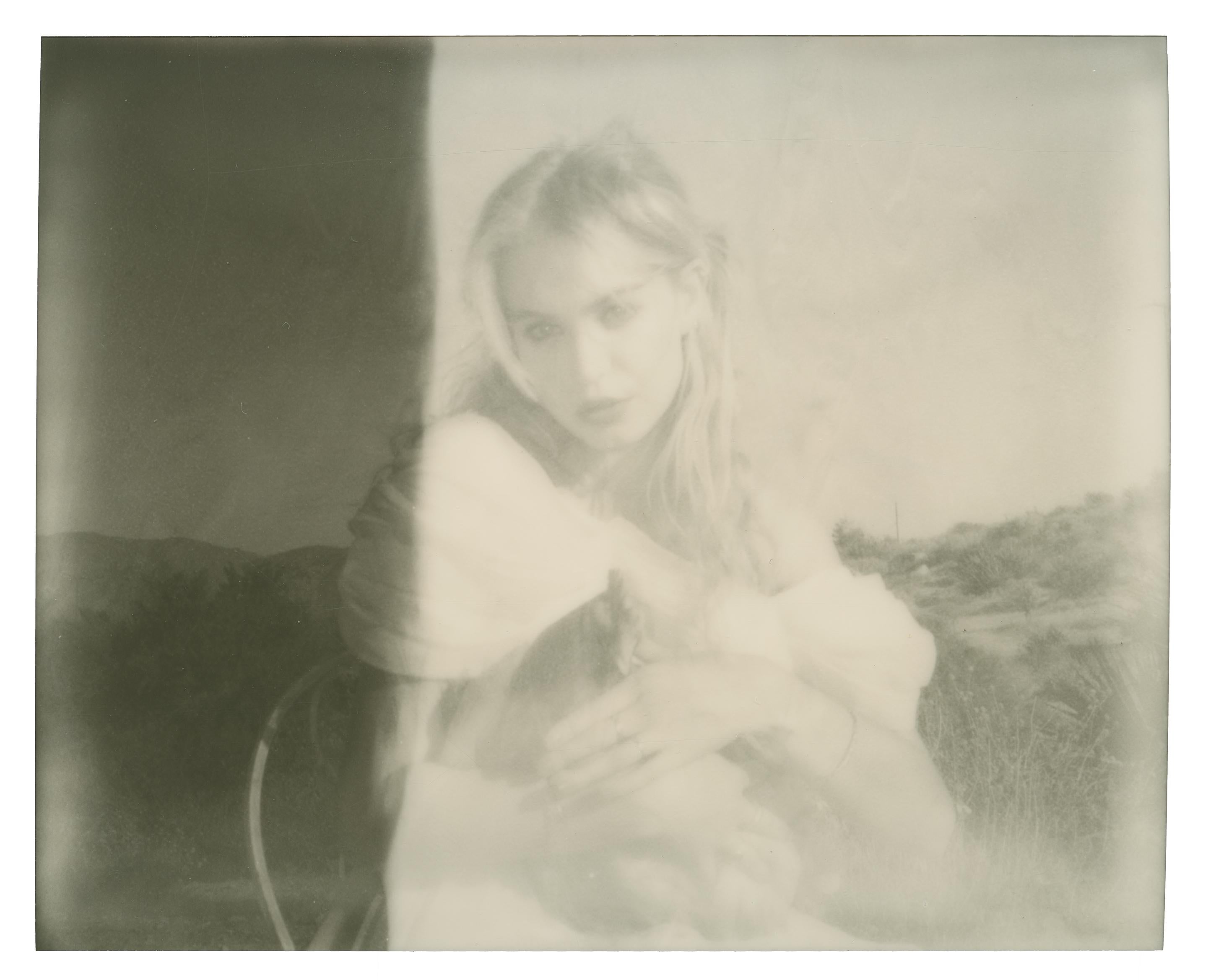 Stefanie Schneider Black and White Photograph – Geheimnisse der Liebe (Küken und Küken und manchmal Schwänze)