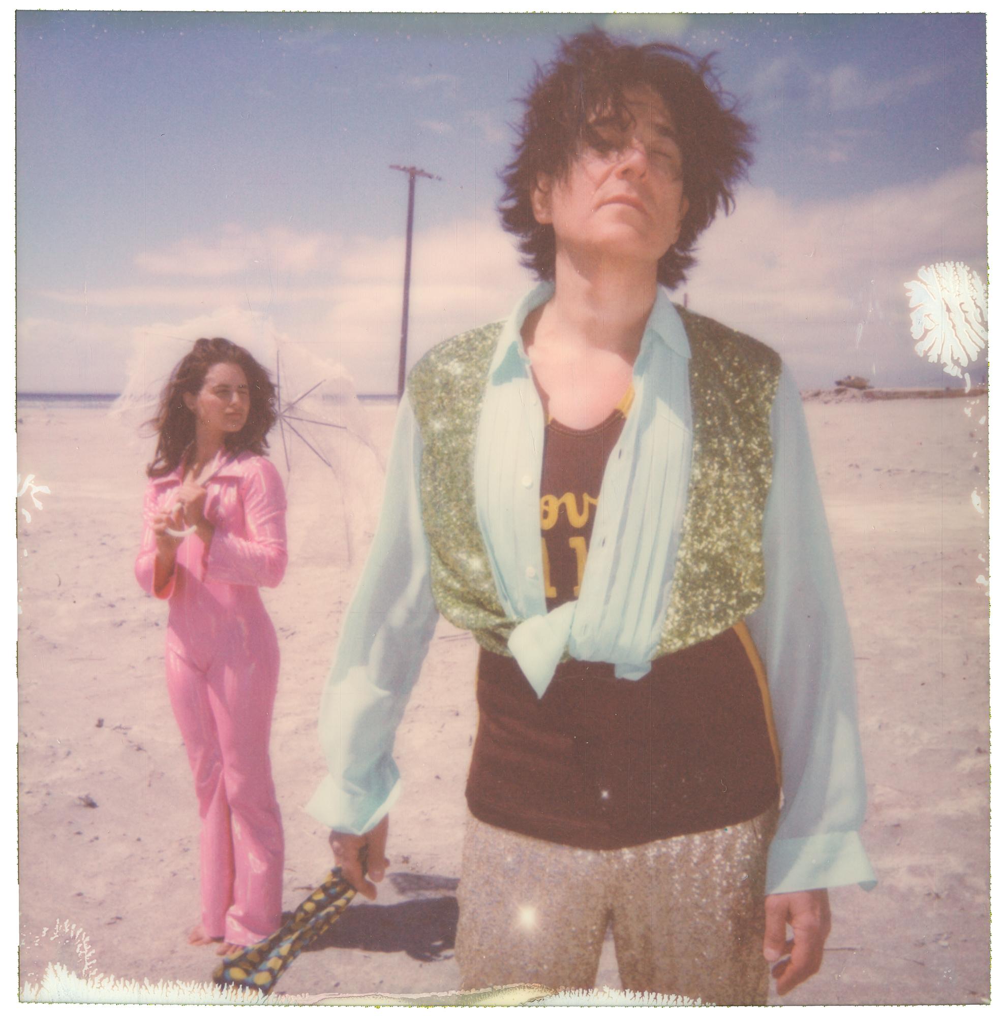Color Photograph de Stefanie Schneider - Sin Causas (Disco del alférez Broderick Graba 'Blood Crush')