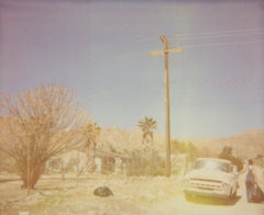 North Star Trail (La fille derrière la clôture de pichet blanc) - Polaroid, couleur