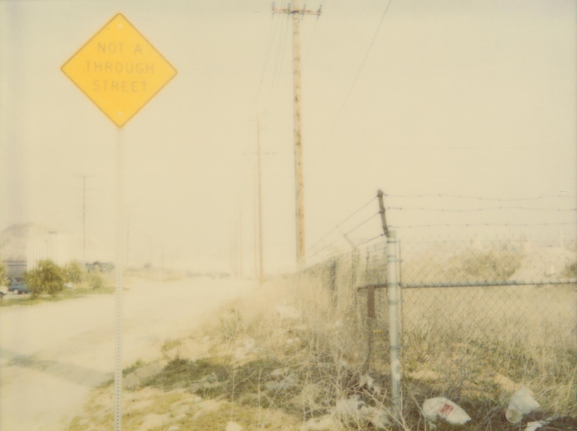 Stefanie Schneider Color Photograph – Not a Through Street (Drive to the Desert) – analoger Handdruck