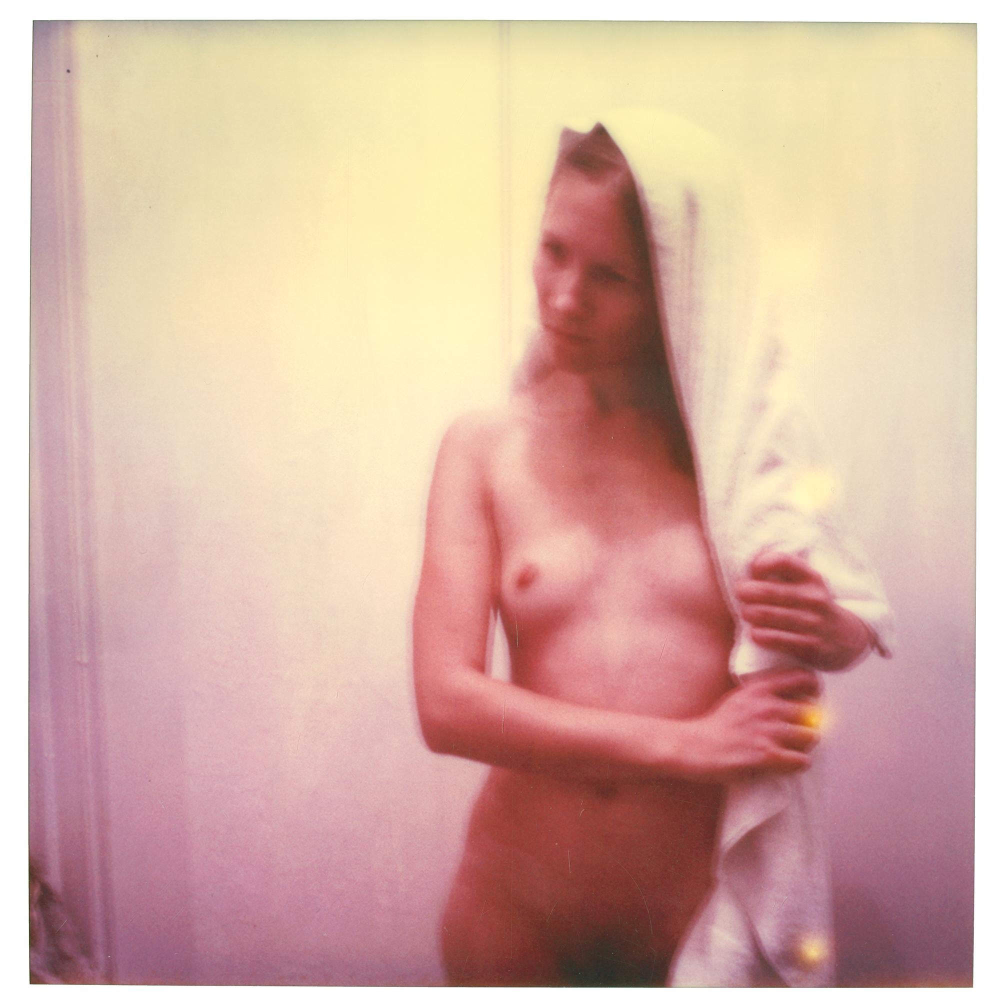 Stefanie Schneider Color Photograph – Akt in Rosa – seltsame Liebe, analog