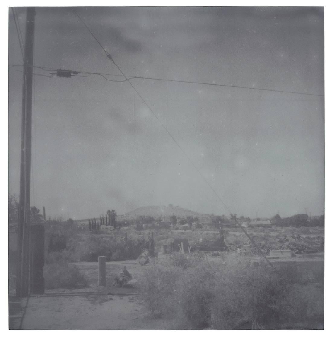 Oasis (Sidewinder) – Landschaft, Schwarz-Weiß, zeitgenössisch, Polaroid – Photograph von Stefanie Schneider