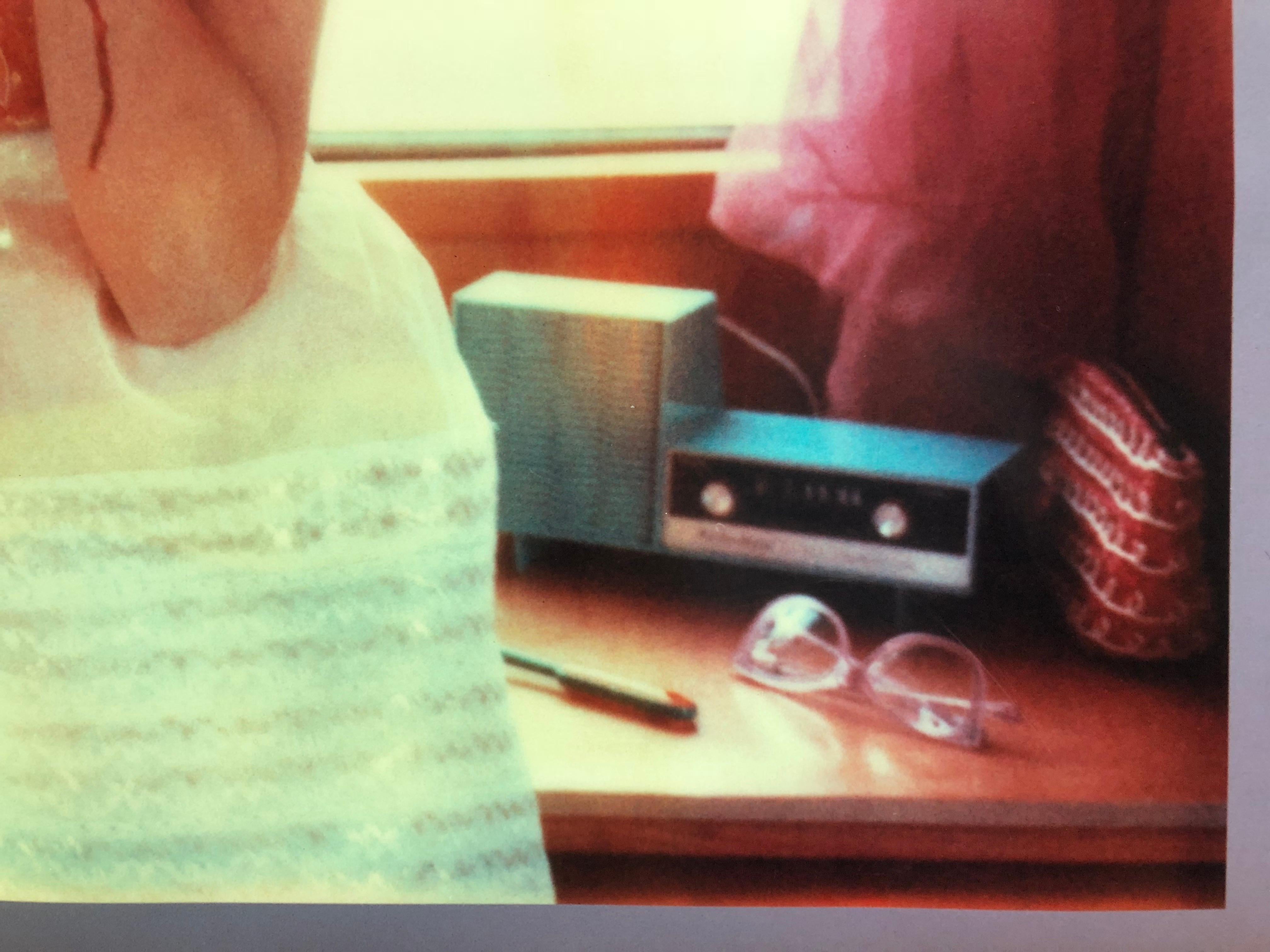 On Hold - The Girl behind the White Picket Fence im Angebot 2