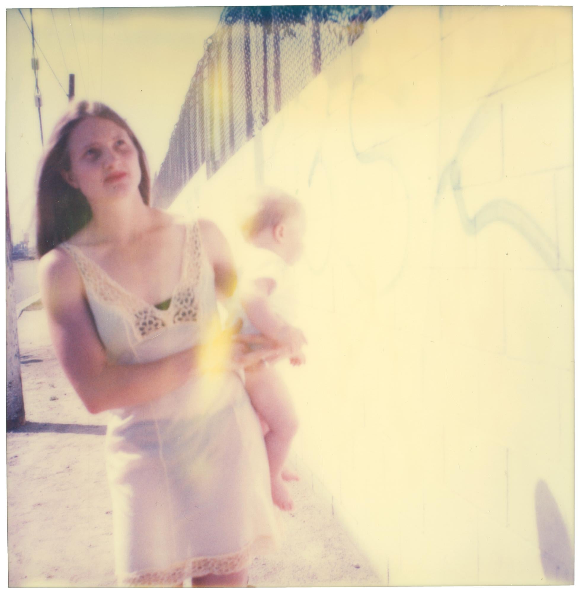 Stefanie Schneider Color Photograph – On Hold (The Last Picture Show) - Zeitgenössisch, 21. Jahrhundert, Polaroid