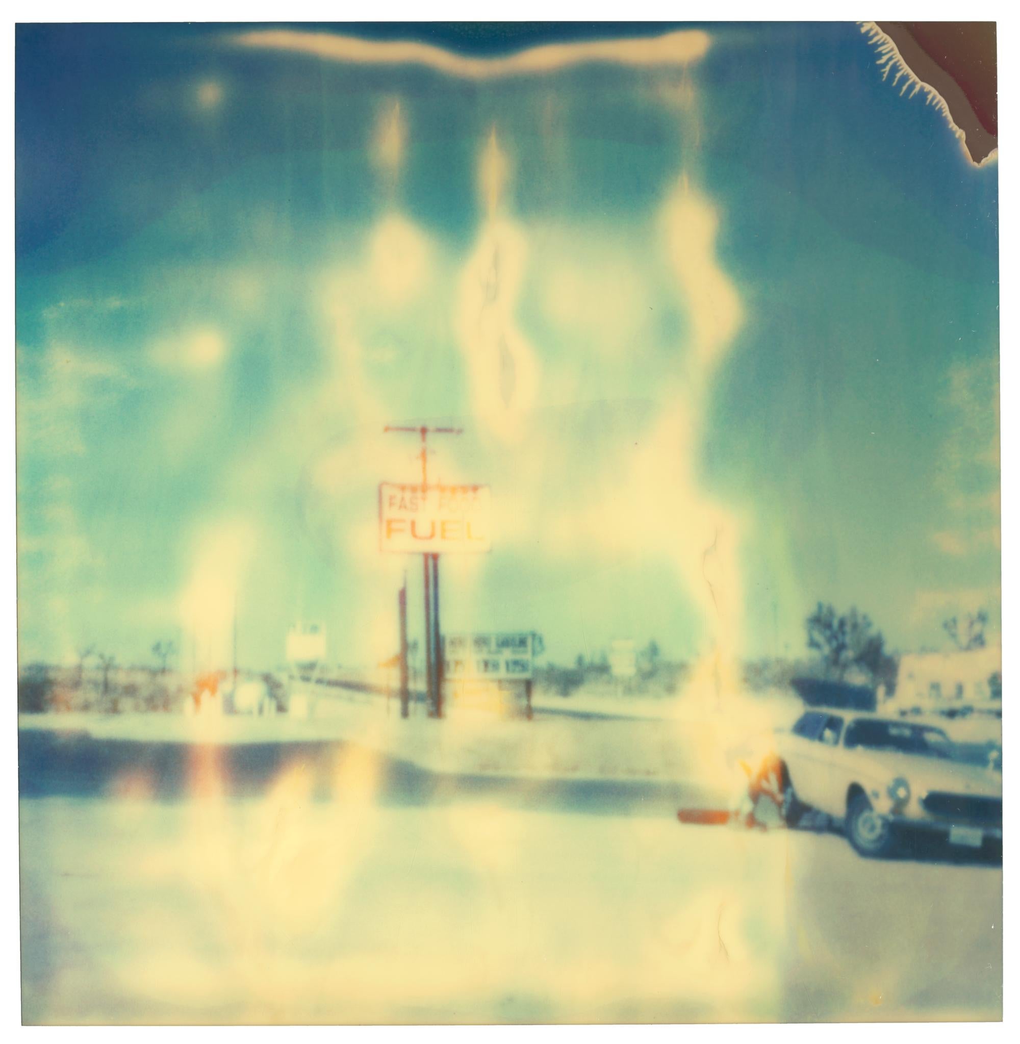 On the Road (Die letzte Bilderschau) - 21. Jahrhundert, Polaroid, Farbe – Photograph von Stefanie Schneider