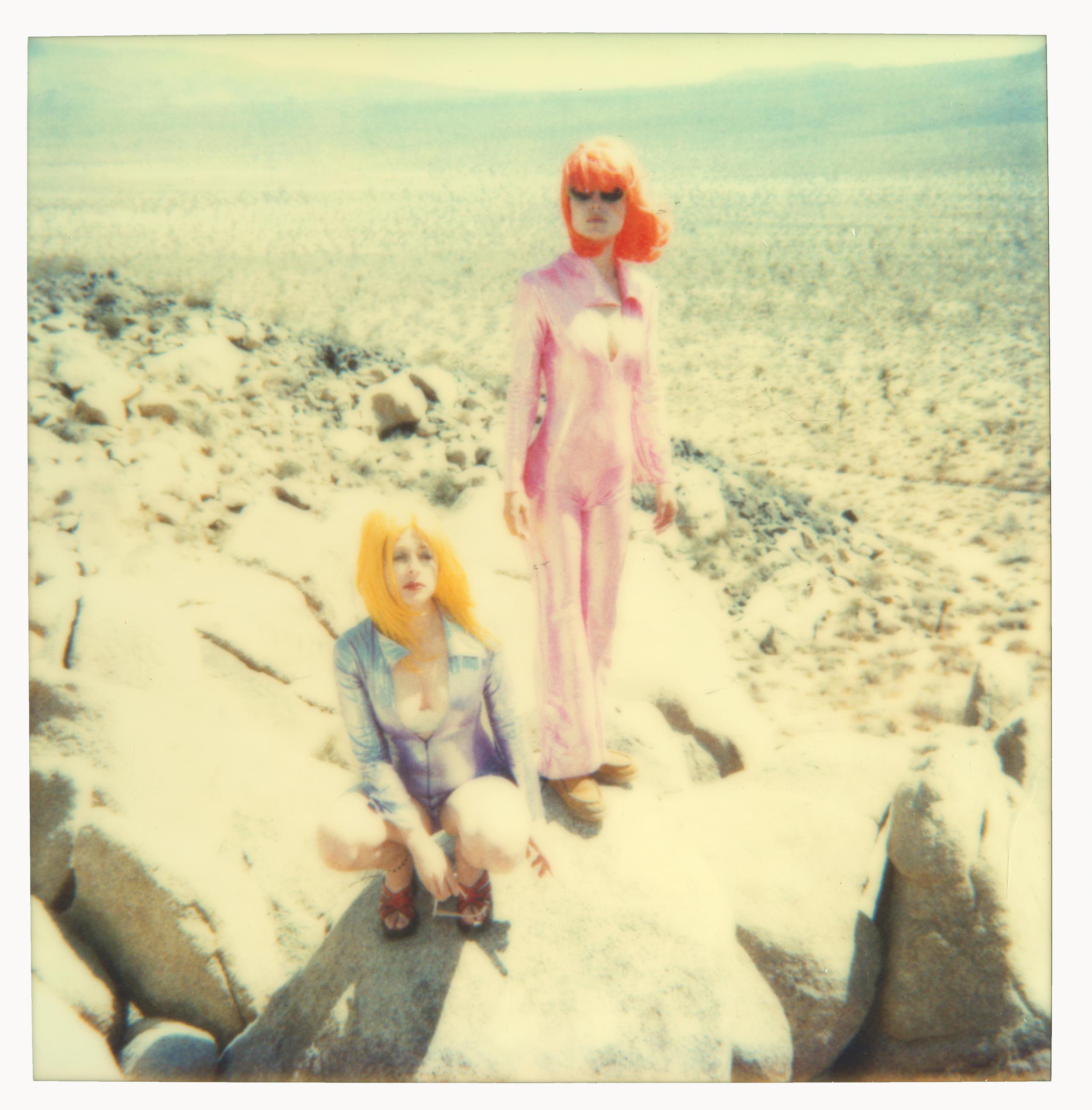 Stefanie Schneider Color Photograph – On the Rocks - Contemporary, Figurativ, Frau, Polaroid, Fotografie, Landschaft