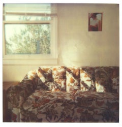 Orange geblümte Couch (29 Palms, CA) - Polaroid, Contemporary