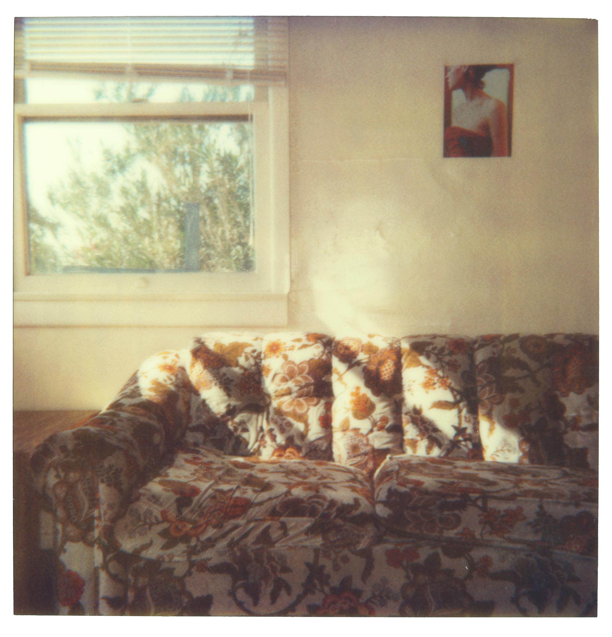 Orangefarbene, geblümte Couch (29 Palmen, Kalifornien) – Polaroid, Zeitgenössisch