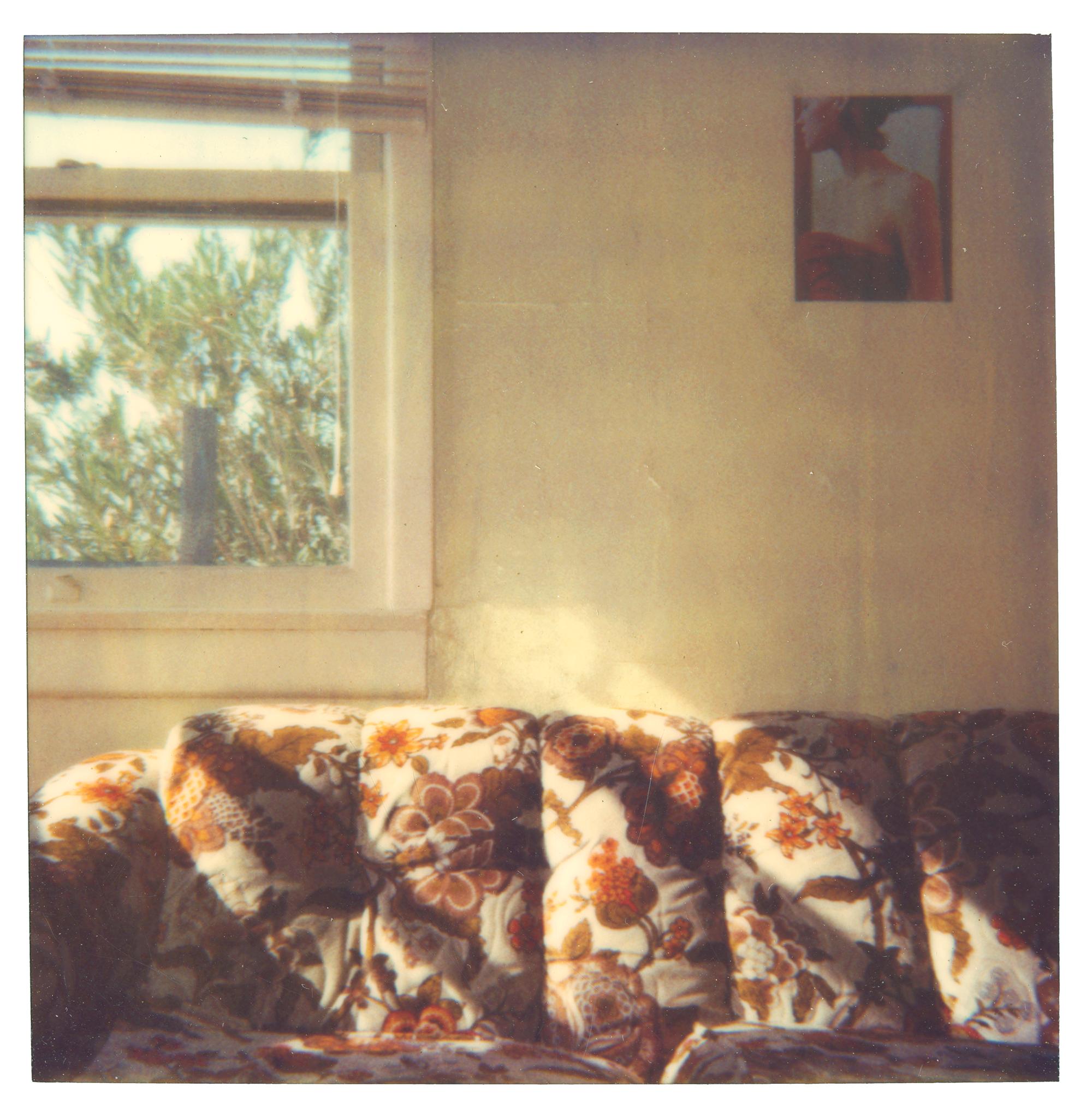 Stefanie Schneider Color Photograph – Orangefarbene, geblümte Couch am Sonnenuntergang (29 Palms, Kalifornien) – Polaroid, Zeitgenössisch