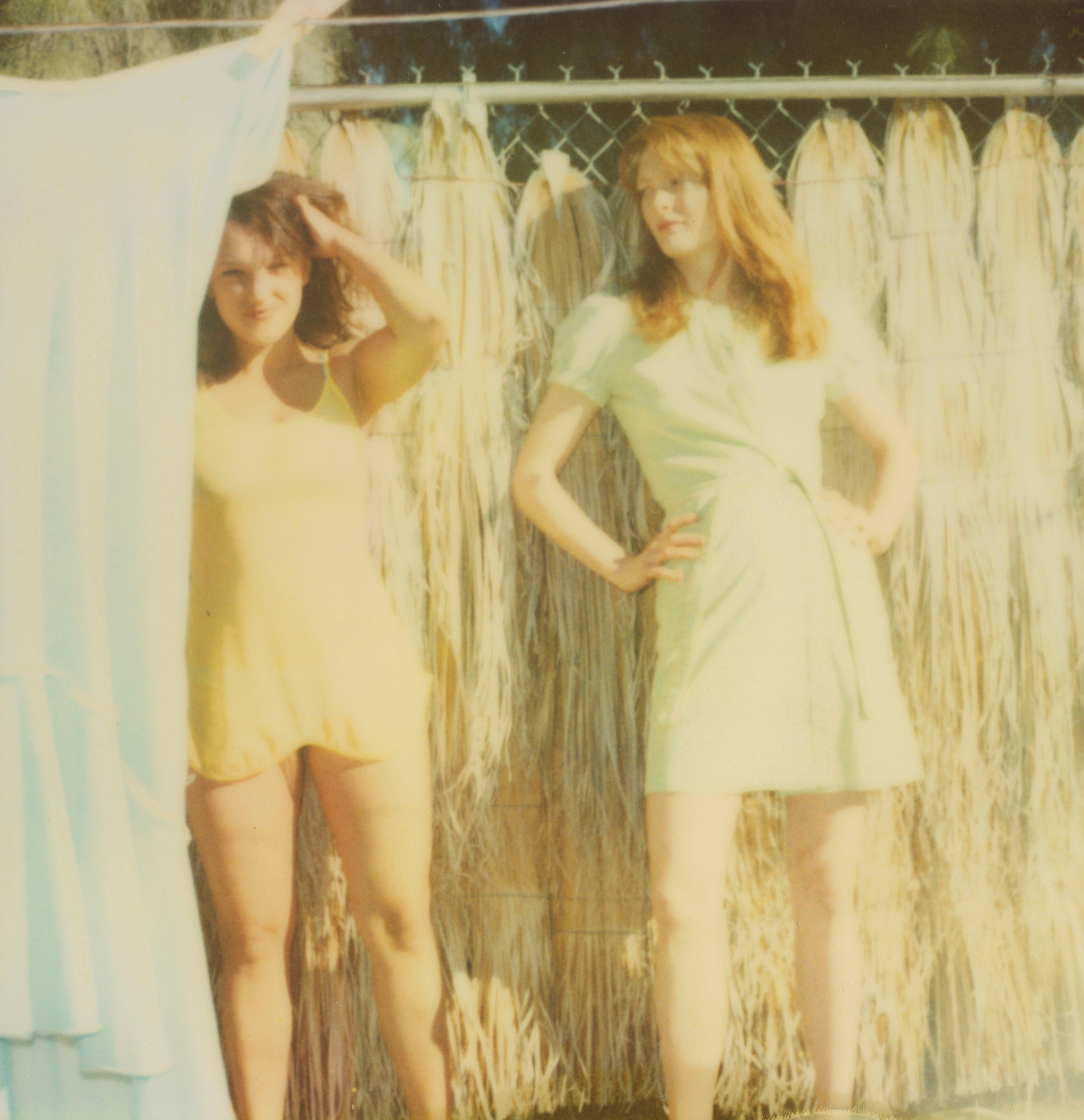 Color Photograph de Stefanie Schneider - Outback (Hasta que la muerte nos separe) - Siglo XXI, Polaroid, Figurativo