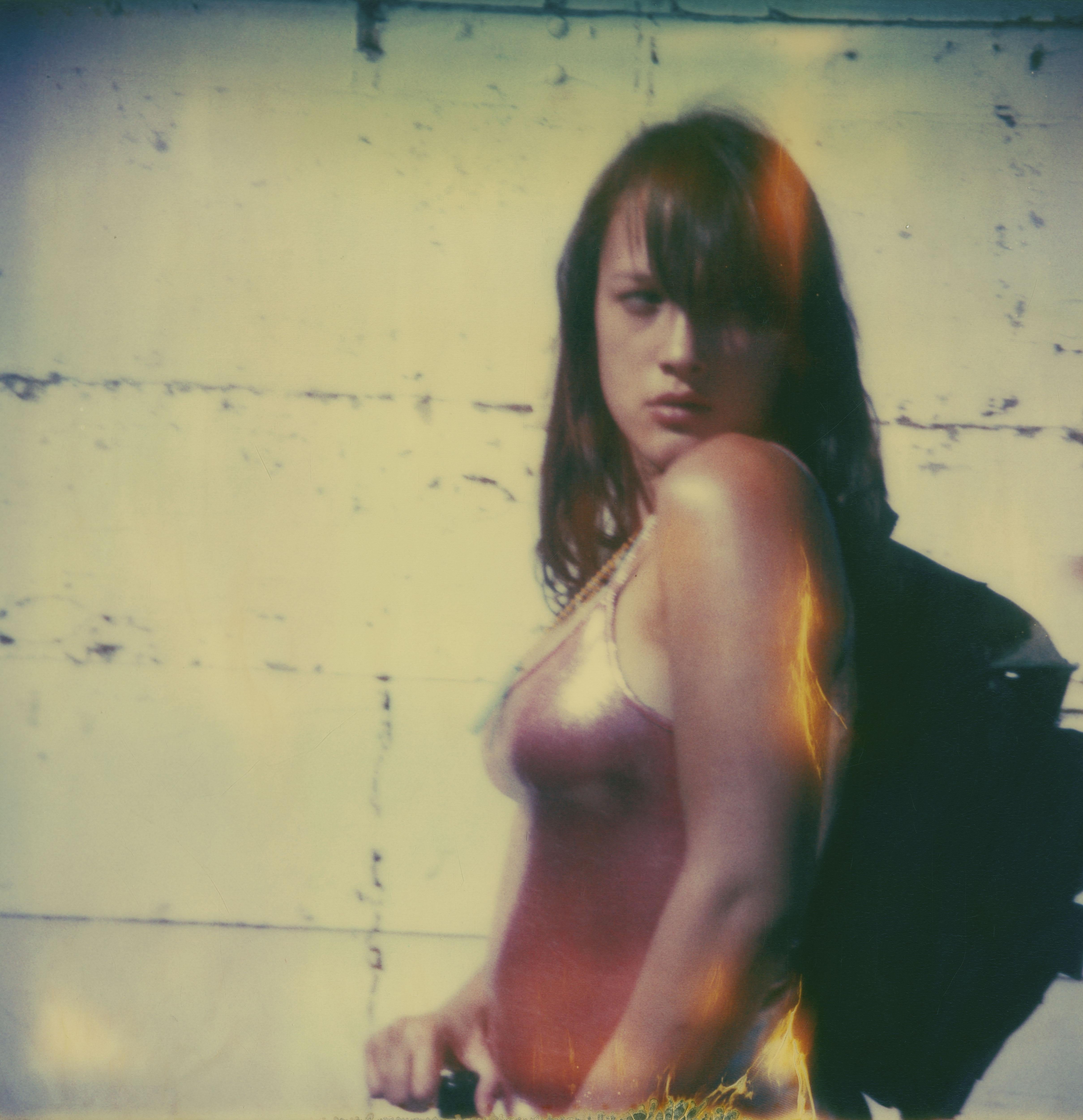 Color Photograph de Stefanie Schneider - Salir (Hasta que la muerte nos separe) - Siglo XXI, Polaroid, Figurativo