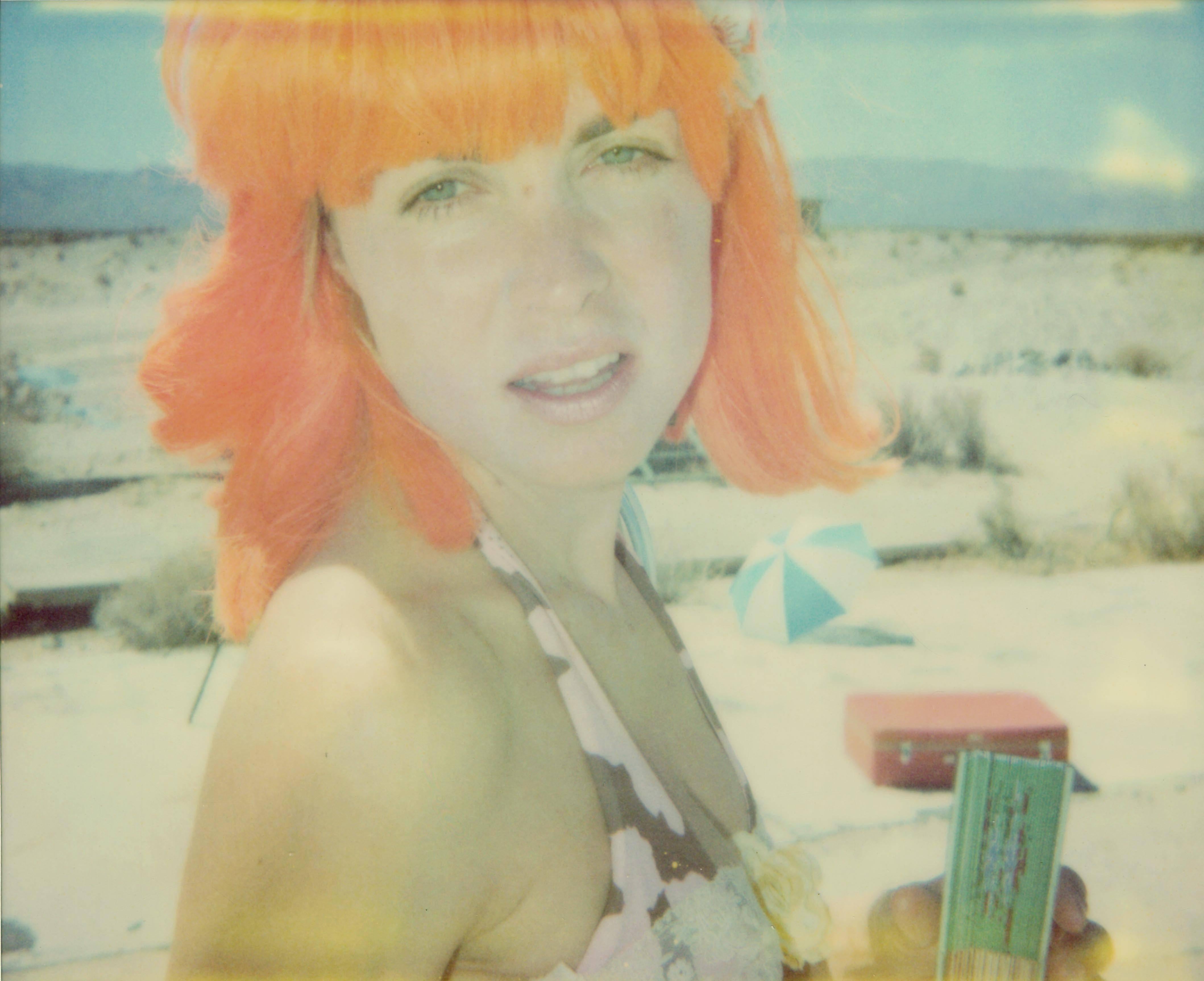 Stefanie Schneider Color Photograph – Oxana (29 Palms, CA) mit Radha Mitchell – Polaroid, 21. Jahrhundert, Frauen, Farbe