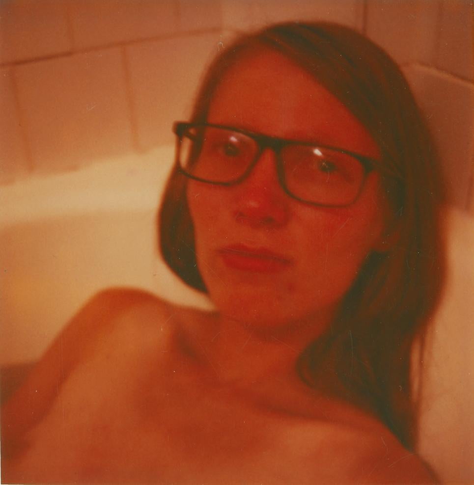 Color Photograph de Stefanie Schneider - Amor Paralelo (29 Palms, CA) - Polaroid, Contemporáneo