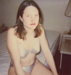 Mädchen im Motel (29 Palms, CA) - Polaroid, Contemporary