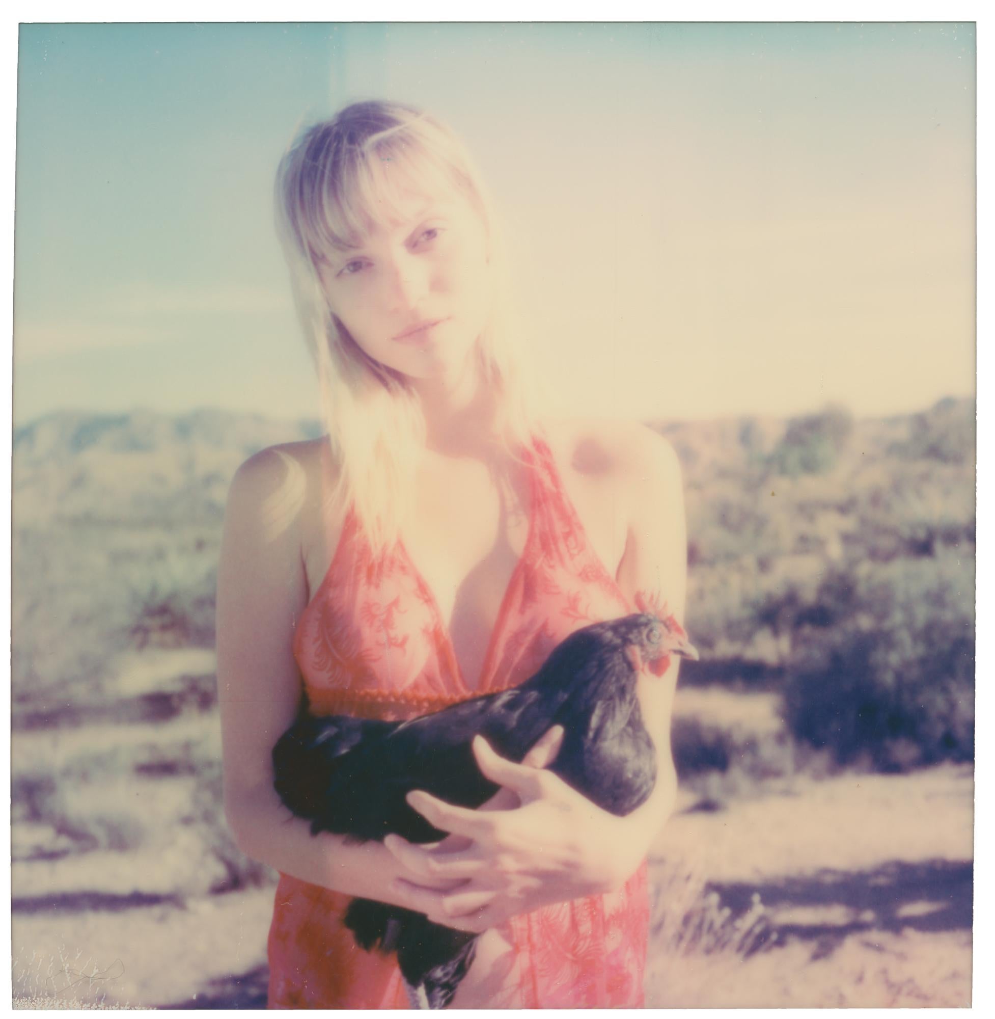 Figurative Photograph Stefanie Schneider - Penny Lane et Nastasia au coucher du soleil (Chicks and Chicks...) - Polaroid, Chicken