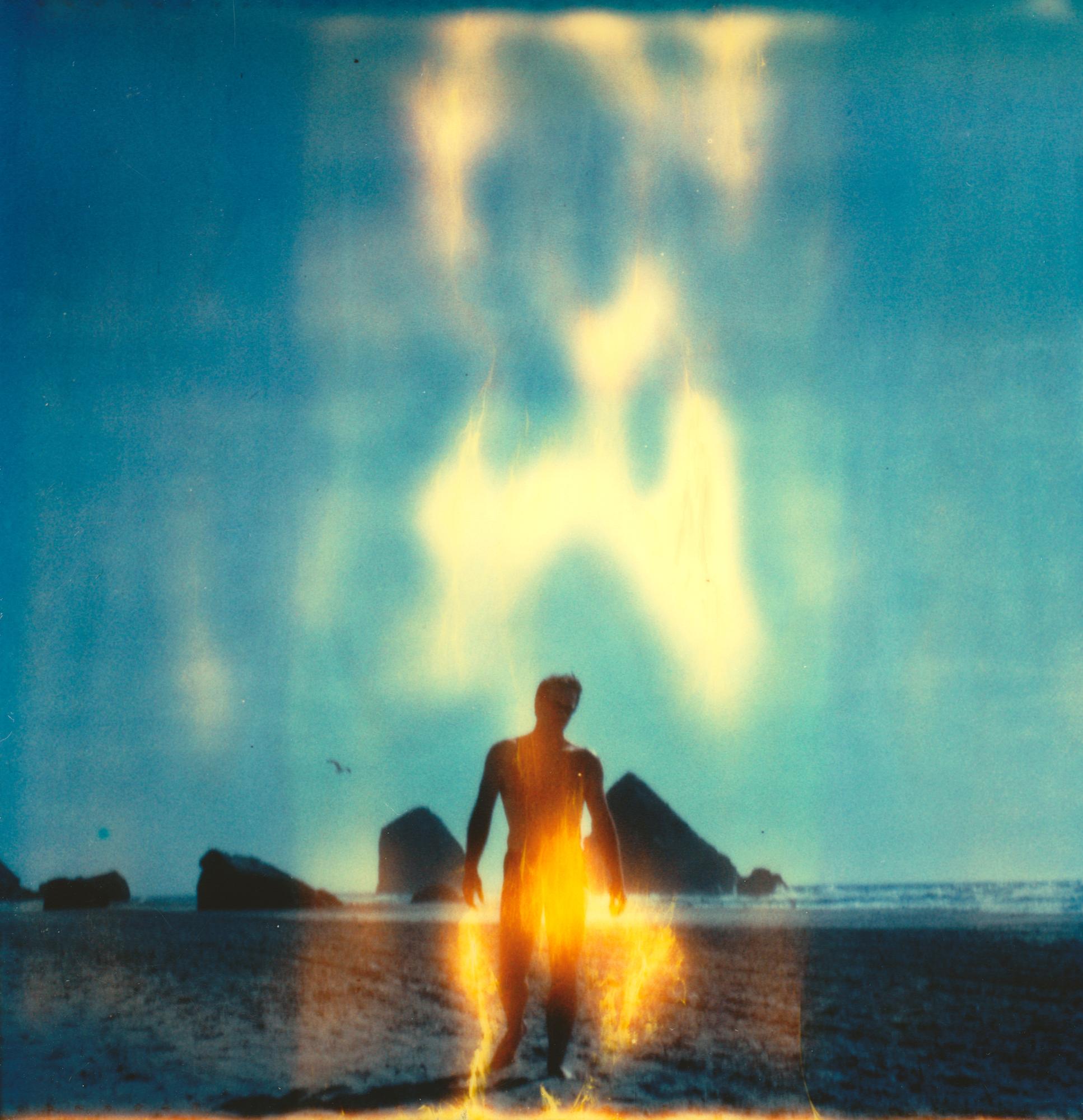 Color Photograph Stefanie Schneider - Phoenix Rising (L'amour à l'envers) - Polaroid, contemporain