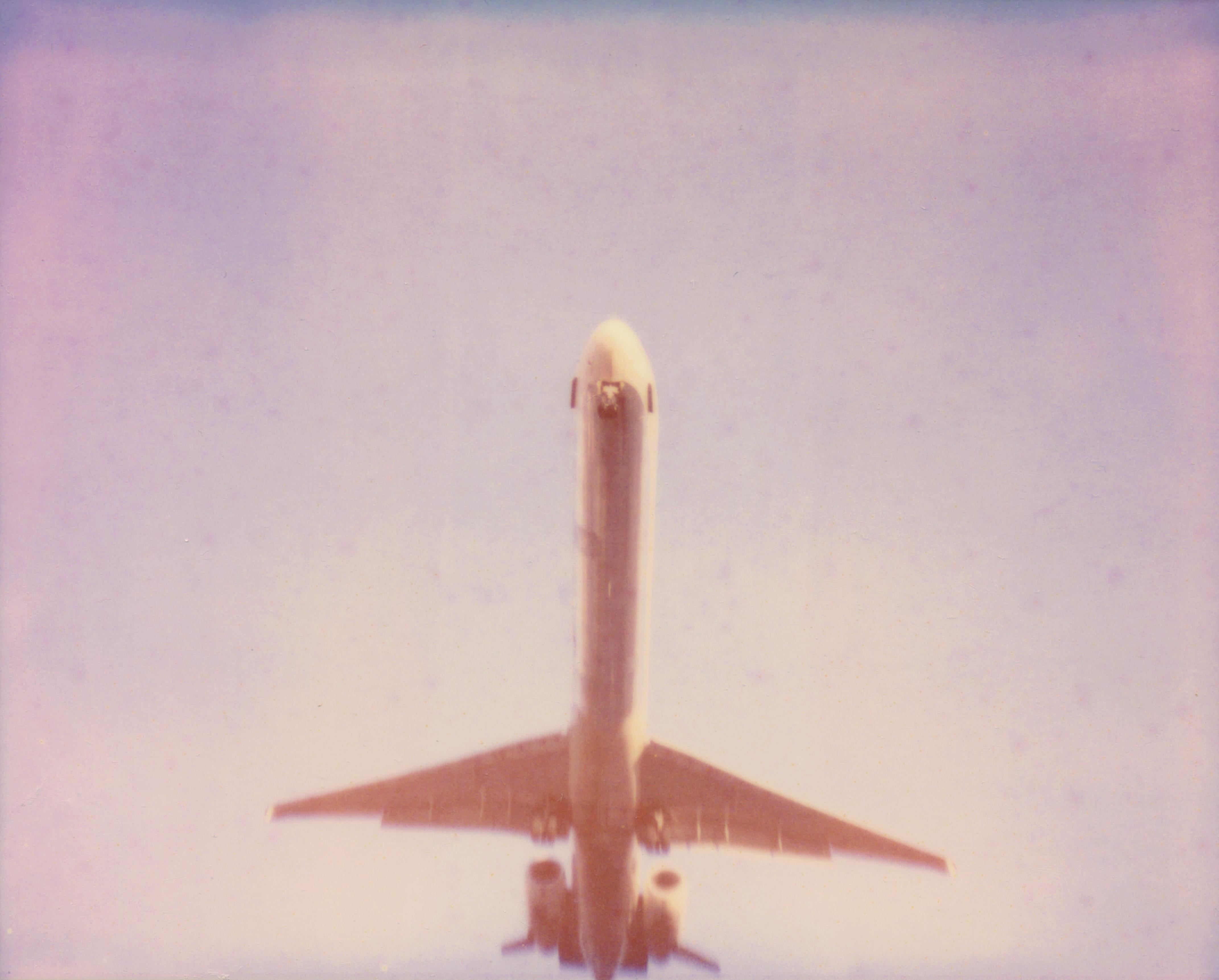 Color Photograph de Stefanie Schneider - Avión rosa (Más extraño que el paraíso)