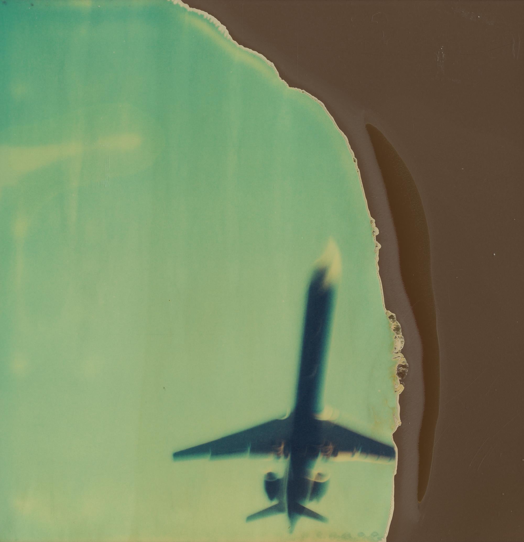 Stefanie Schneider Color Photograph – Flugzeugriss (Stranger than Paradise)
