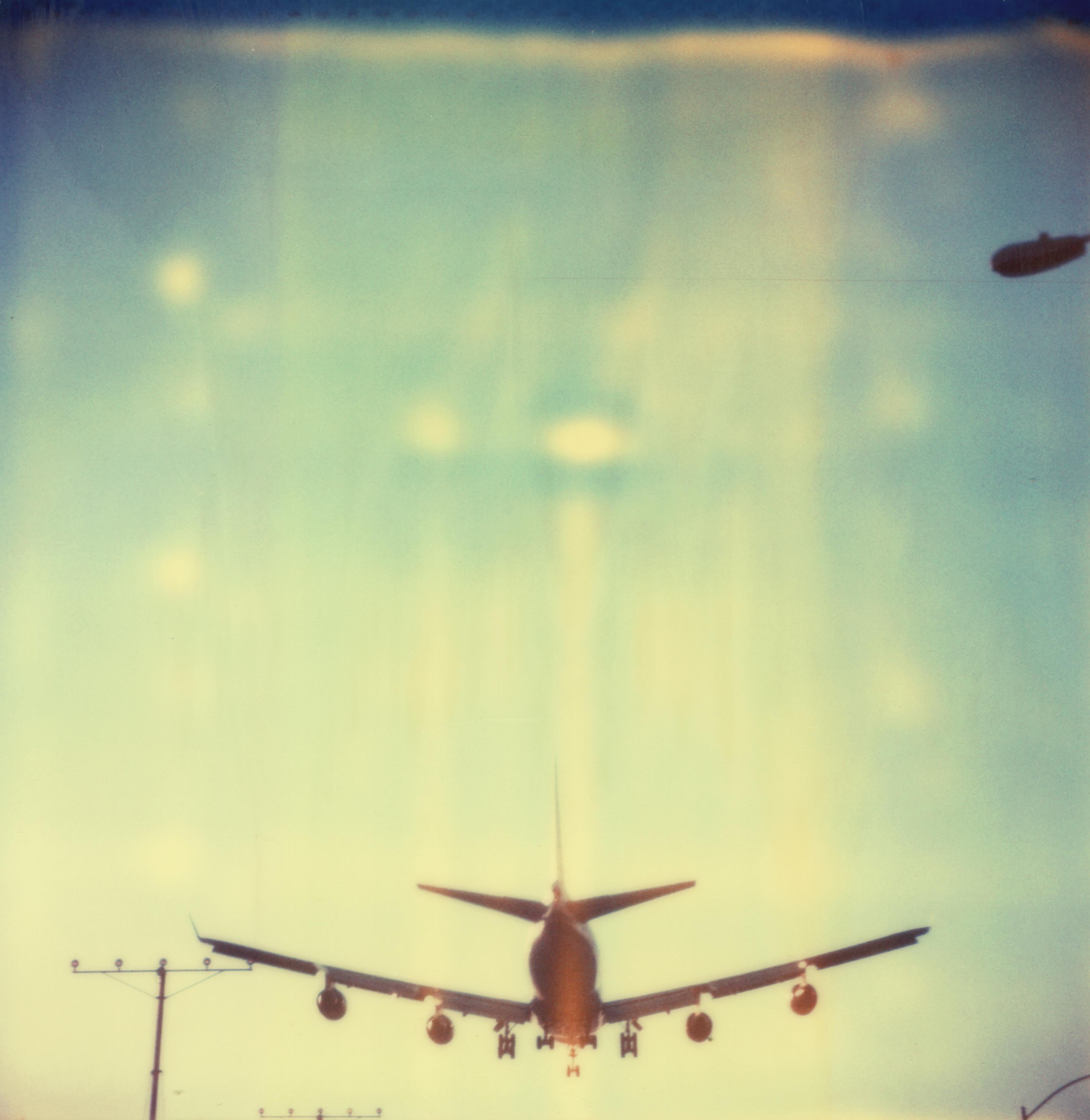 Stefanie Schneider Color Photograph – Landung des Flugzeugs (Stranger than Paradise)