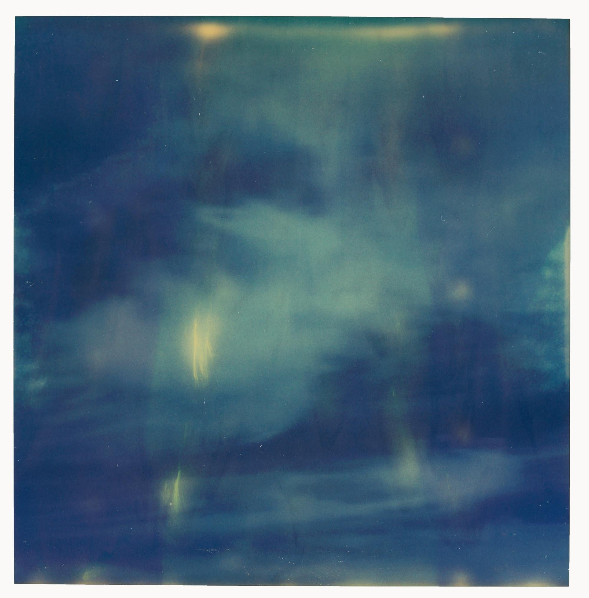 Stefanie Schneider Color Photograph – Planet of the Apes – Blue Space Dark – analoger Handdruck, Vintage, Polaroid