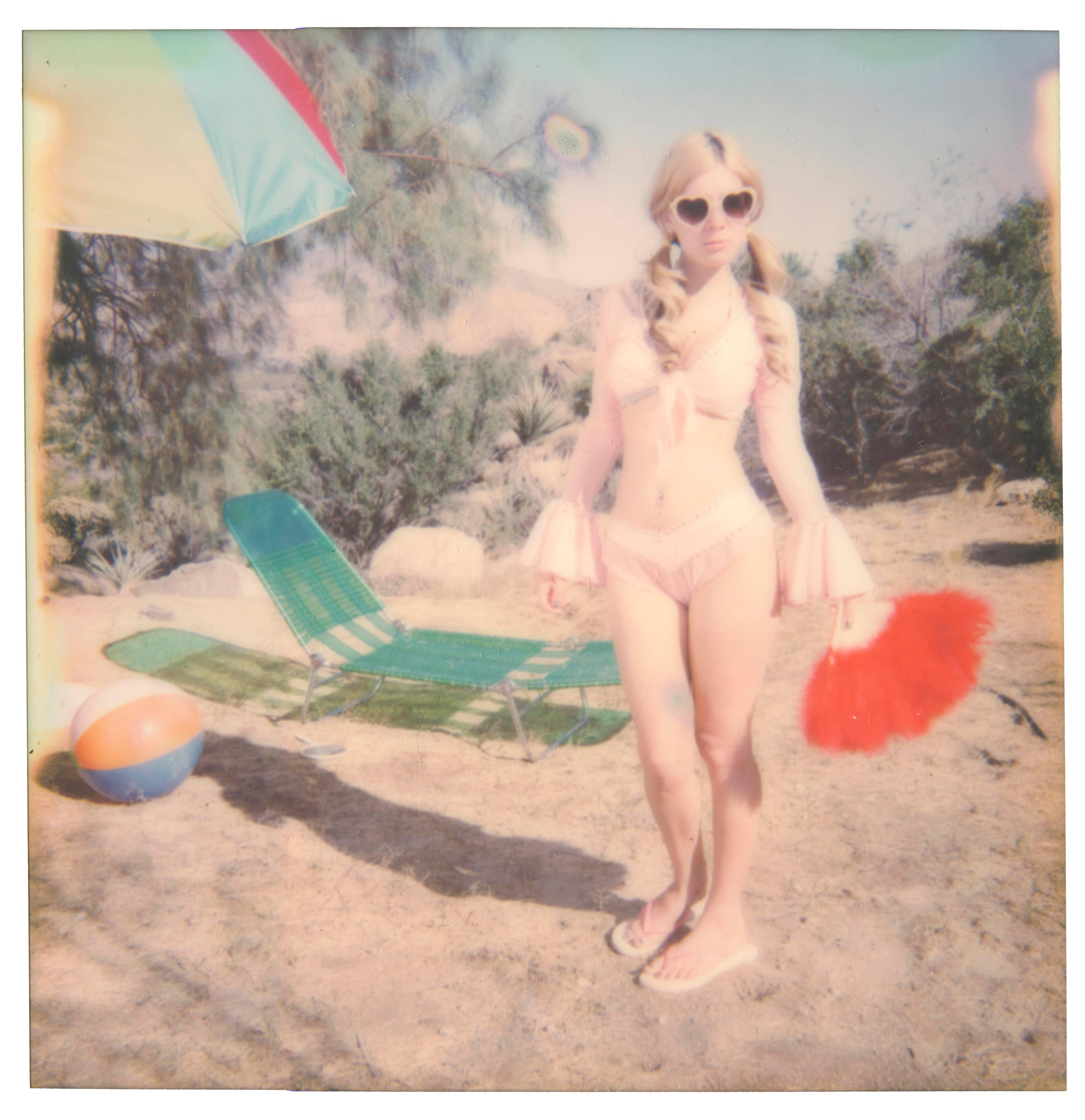 Color Photograph Stefanie Schneider - Playgirl (Heavenly Falls) - Polaroid, Bond, Women, Contemporary, 21e siècle