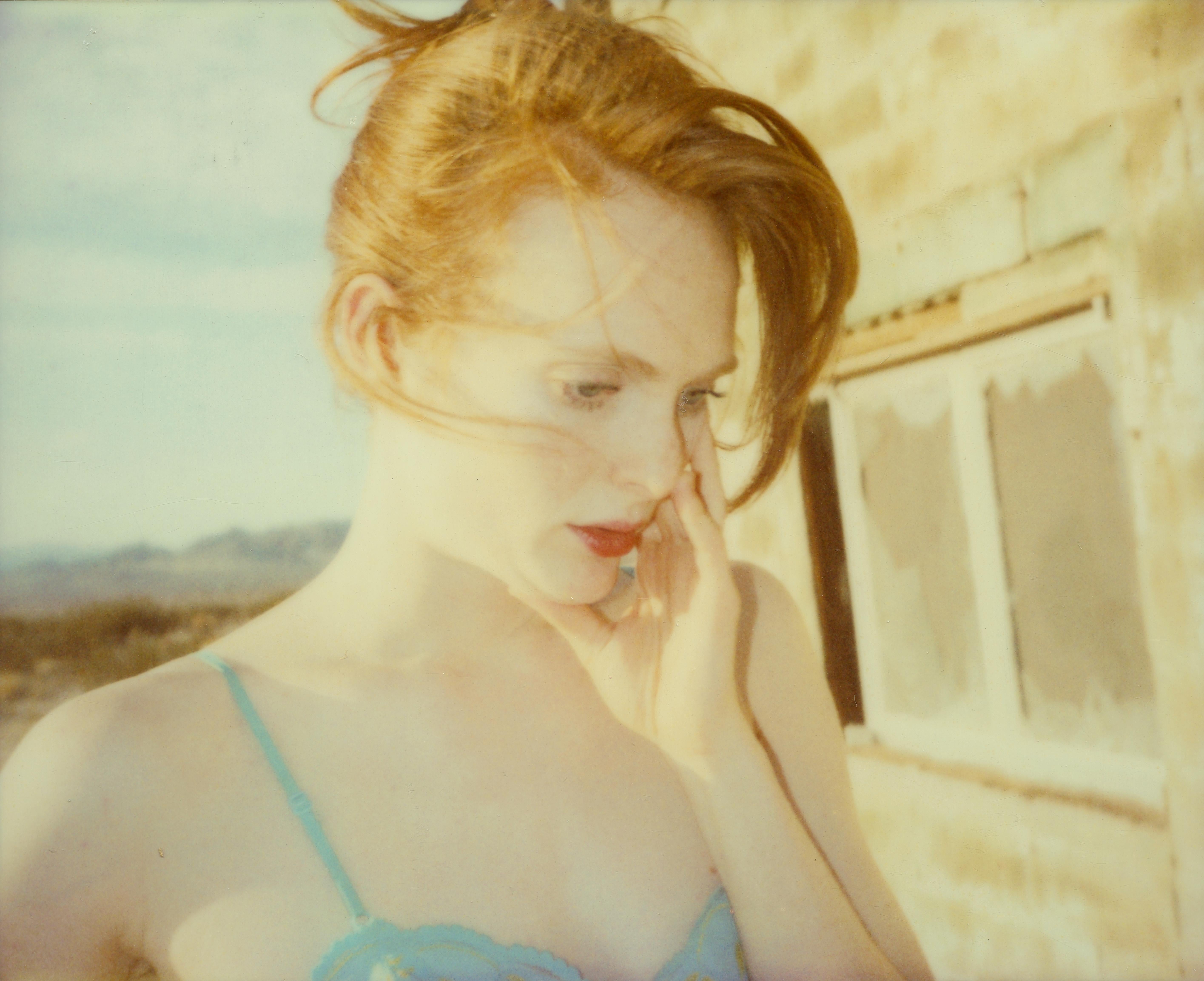 Stefanie Schneider Color Photograph – Bitte hören Sie mein Flüstern – Polaroid, zeitgenössisch
