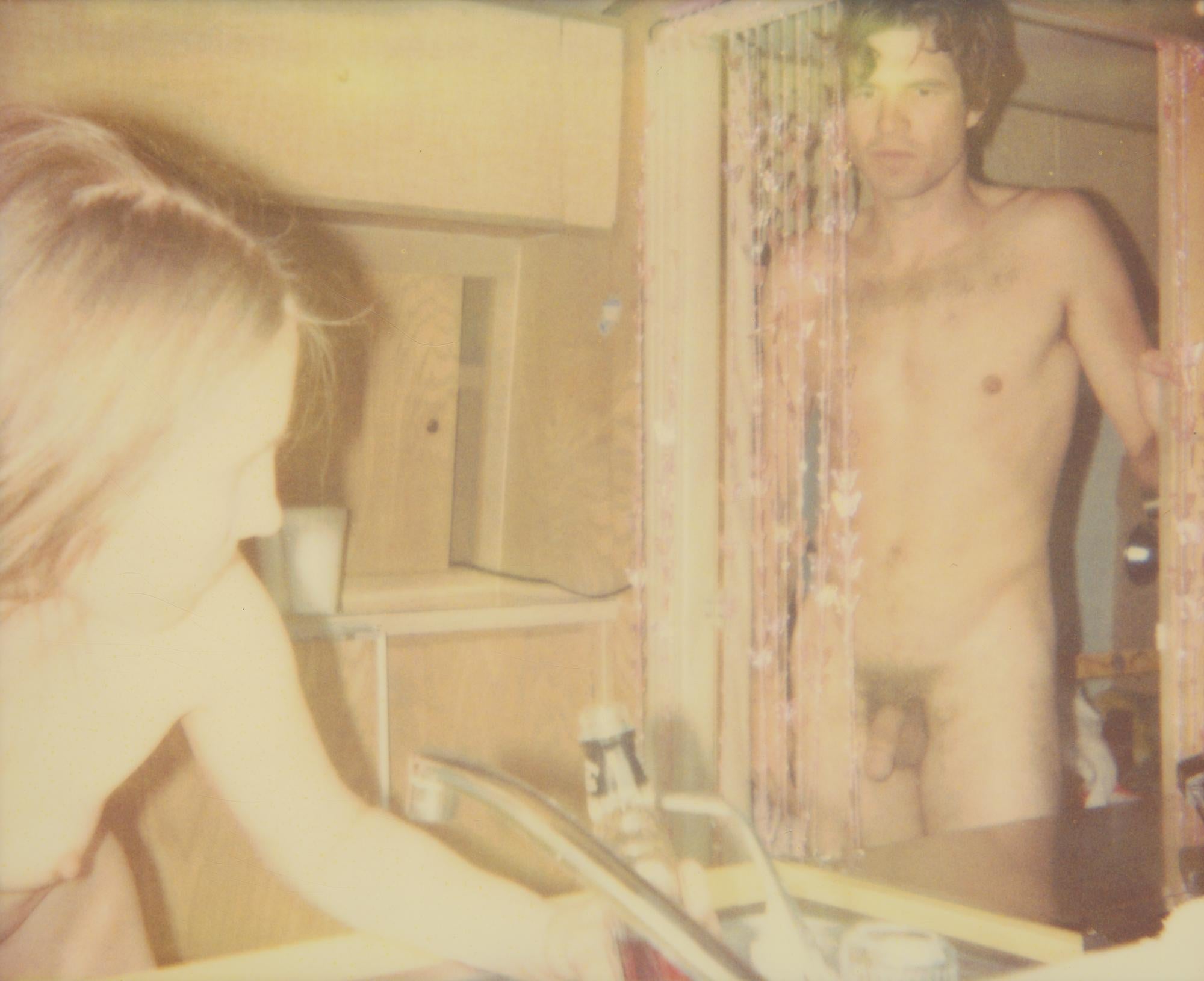 Color Photograph di Stefanie Schneider - Per favore (Sidewinder) - Polaroid, Contemporaneo, Nudo, 21° secolo, Colore, Donne