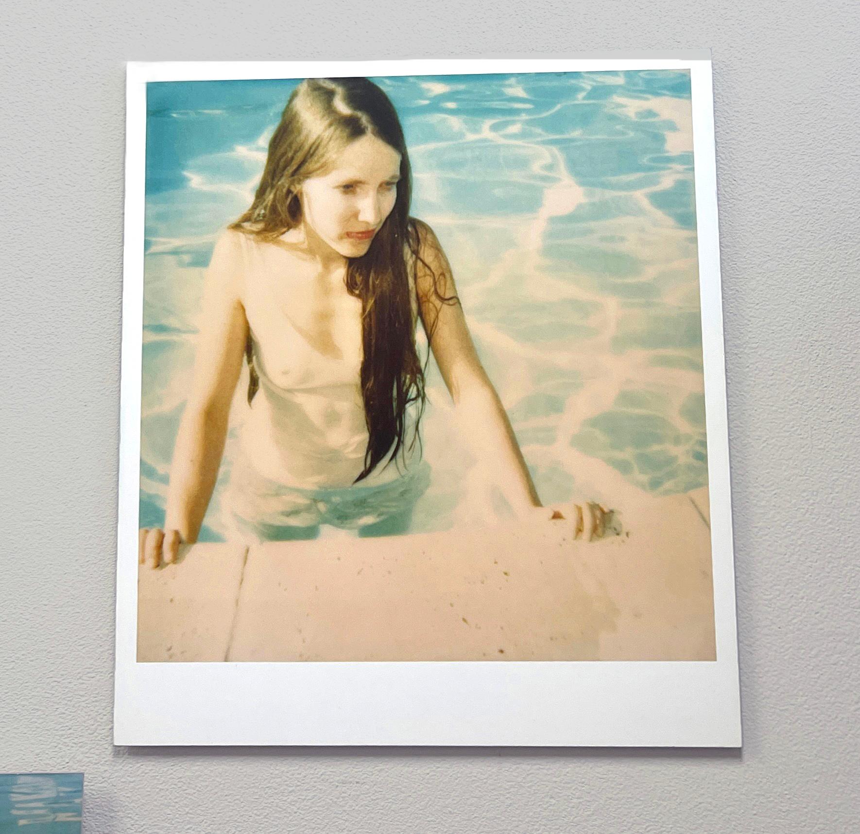 Poolside (29 Palms, CA) - montiert - Contemporary, 21. Jahrhundert, Polaroid, Frau – Photograph von Stefanie Schneider