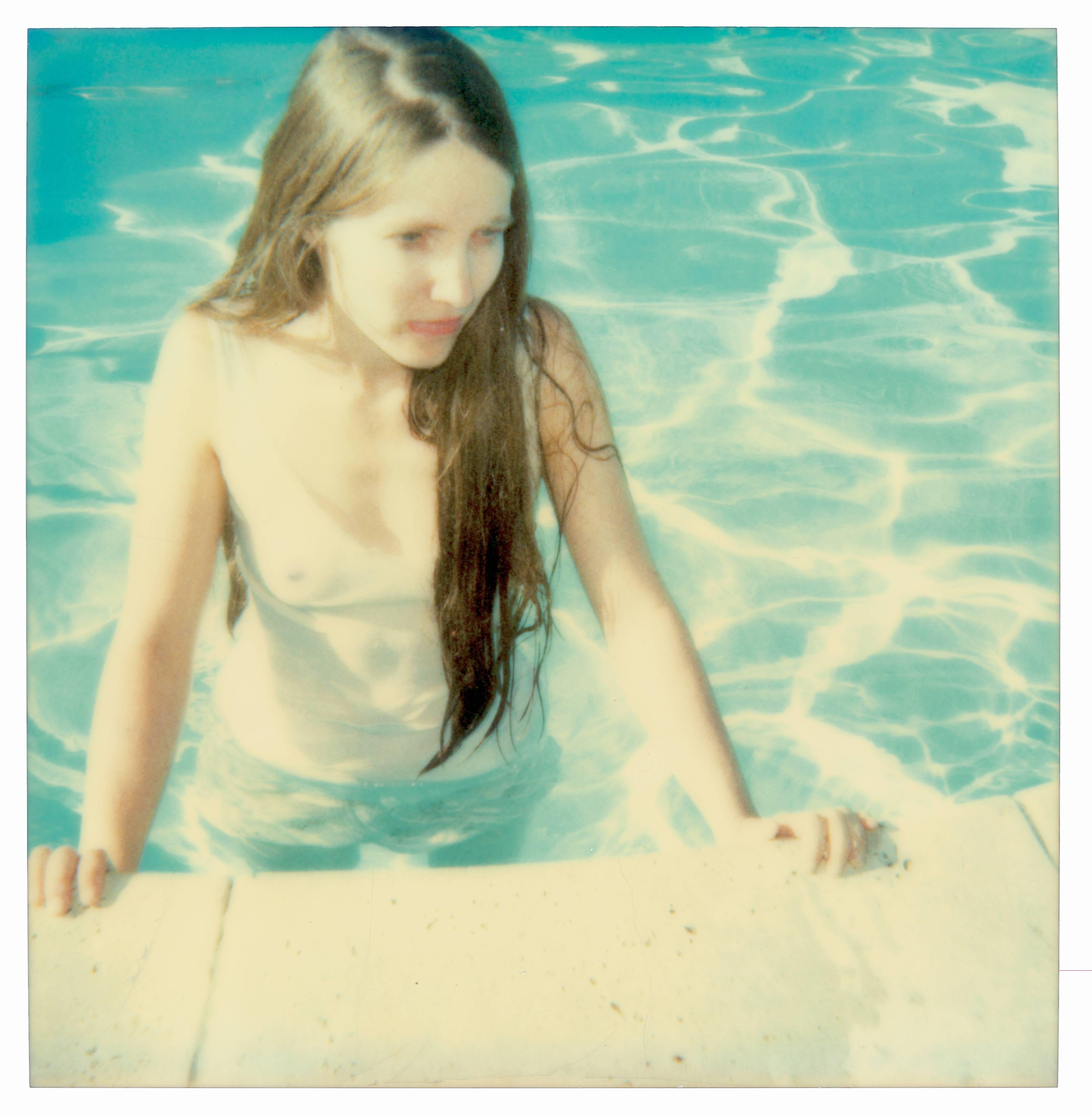 Color Photograph Stefanie Schneider - Poolside (29 Palms, CA) - monté - Contemporain, 21e siècle, Polaroïd, Femme