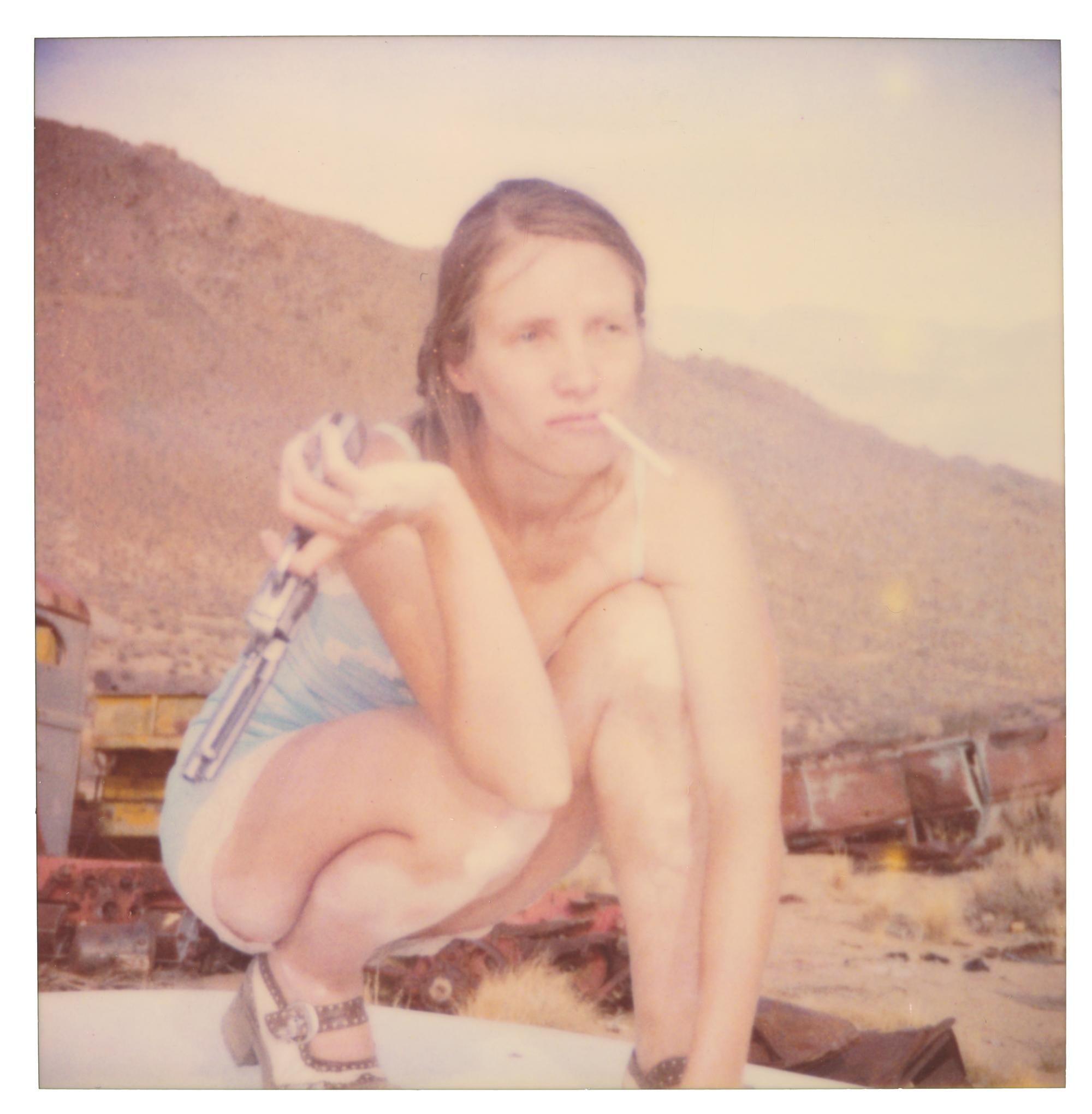 Portrait Photograph Stefanie Schneider - Posing I (Wastelands) - Polaroïd, périmé. Contemporain, Couleur