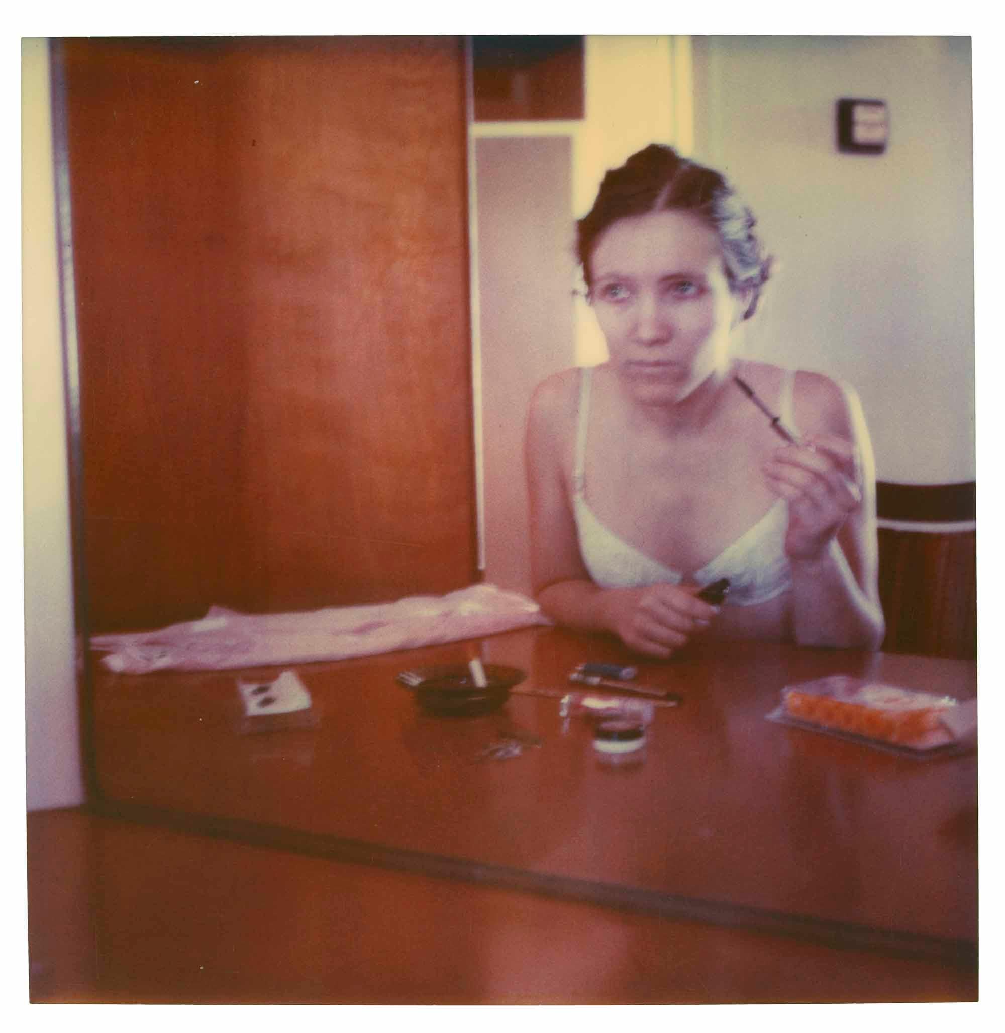 Stefanie Schneider Color Photograph – Hübsche Frau (Memories of Green) – 21. Jahrhundert, Polaroid, Farbe